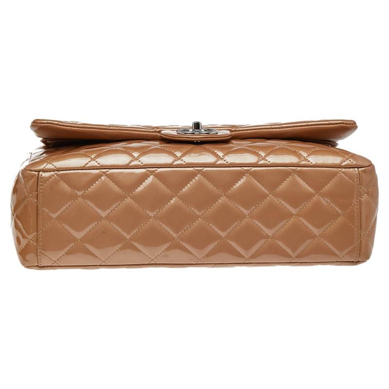 Chanel Beige Quilted Patent Leather Maxi Classic Double Flap Bag In Good Condition In Dubai, Al Qouz 2