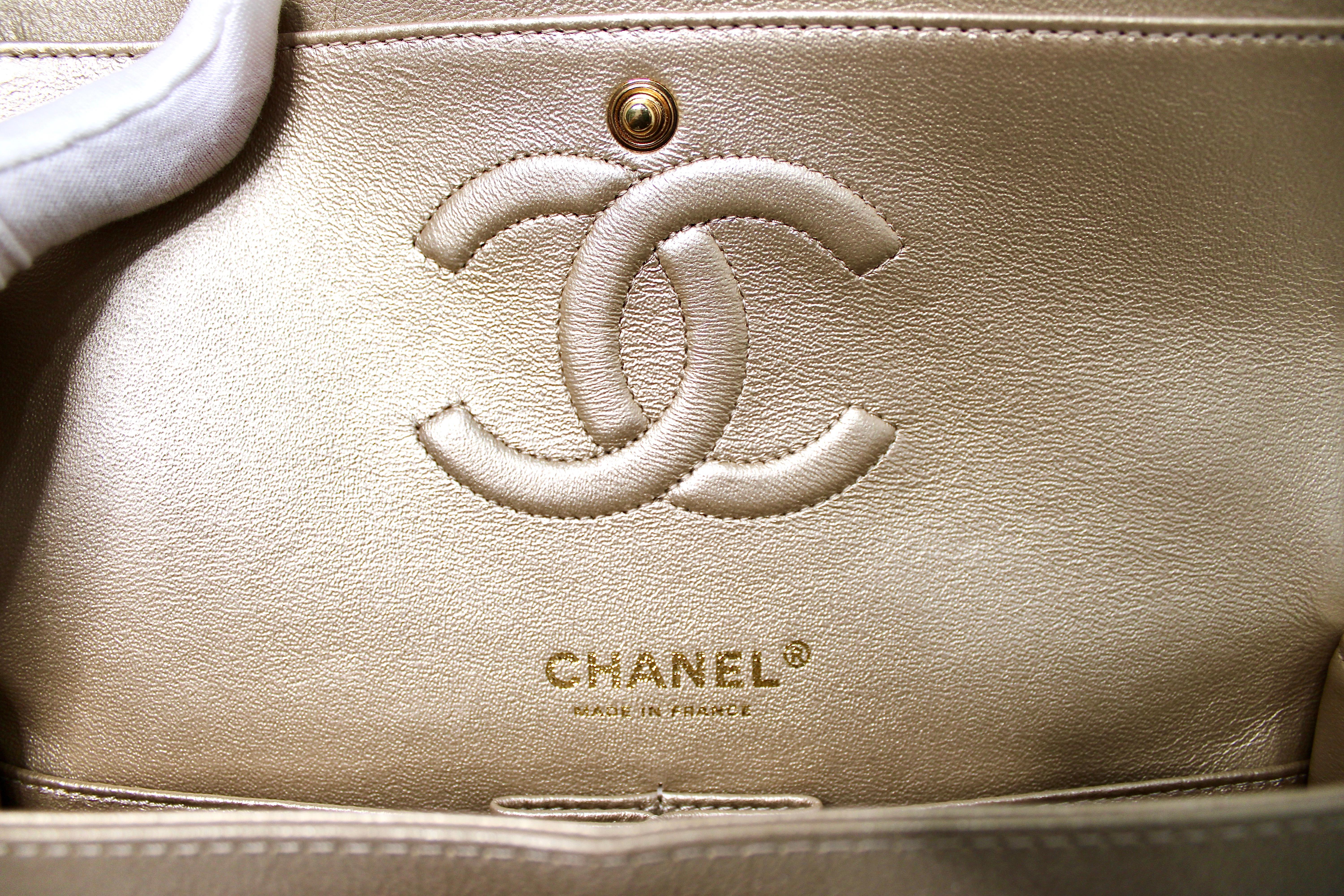 Chanel Beige Borsa classica trapuntata in rafia con doppia patta circa 2017 in vendita 8