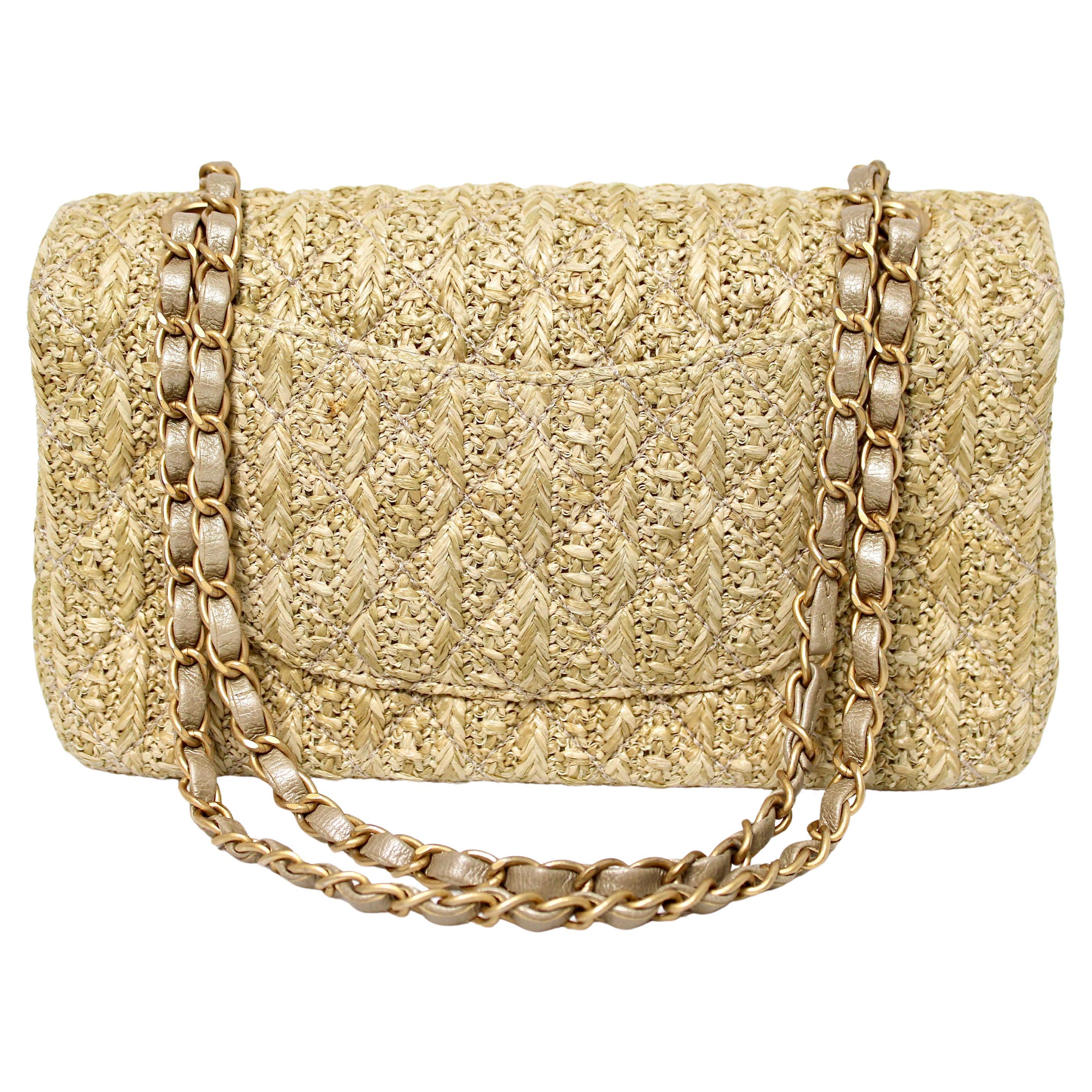 La borsa Chanel Beige Quilted Raffia Classic Double Flap del 2017 è un accessorio sofisticato e versatile che incarna un'eleganza senza tempo con un tocco moderno. Realizzata in rafia di alta qualità in una morbida tonalità beige, questa borsa