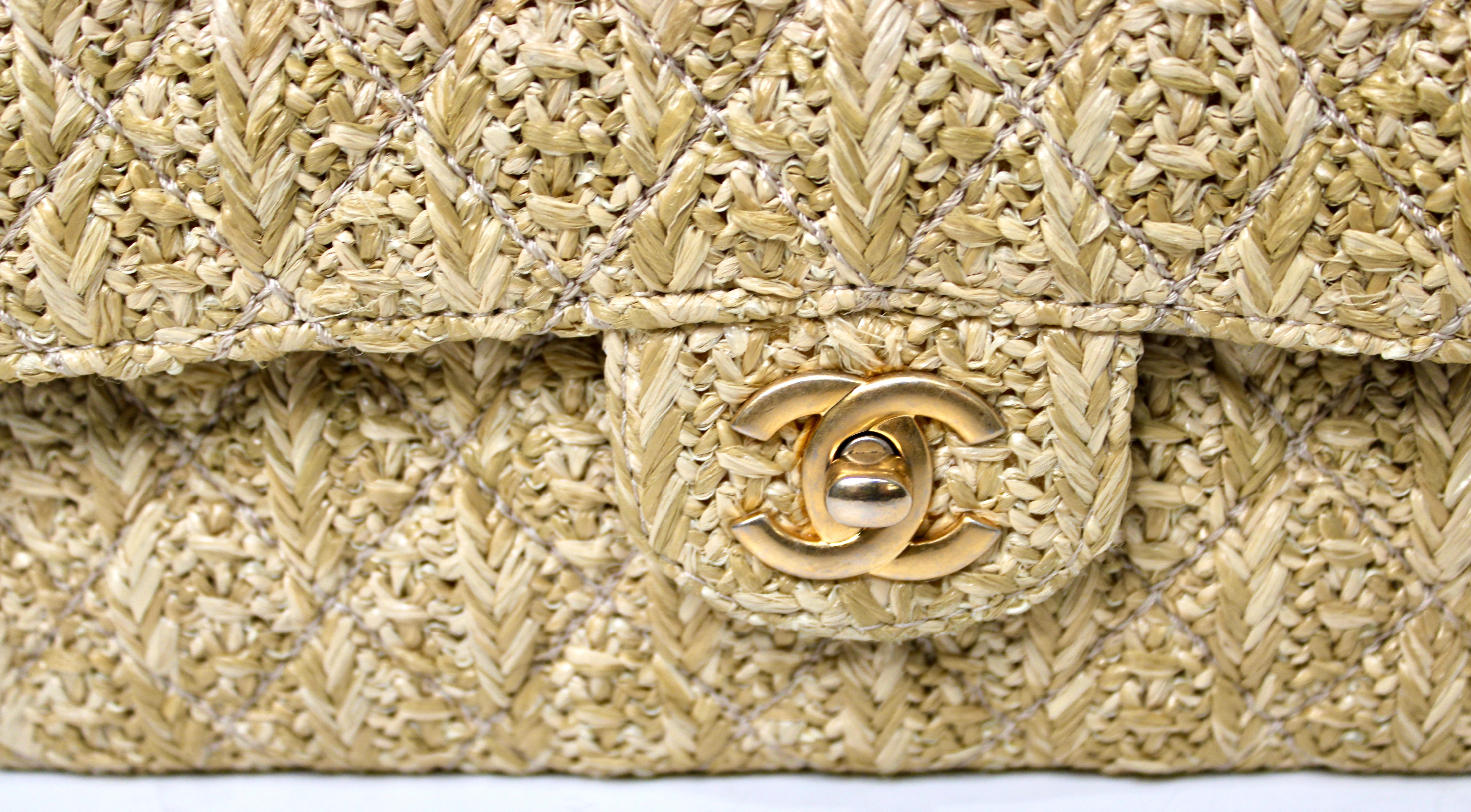 Chanel Beige Borsa classica trapuntata in rafia con doppia patta circa 2017 In condizioni buone in vendita a Scottsdale, AZ