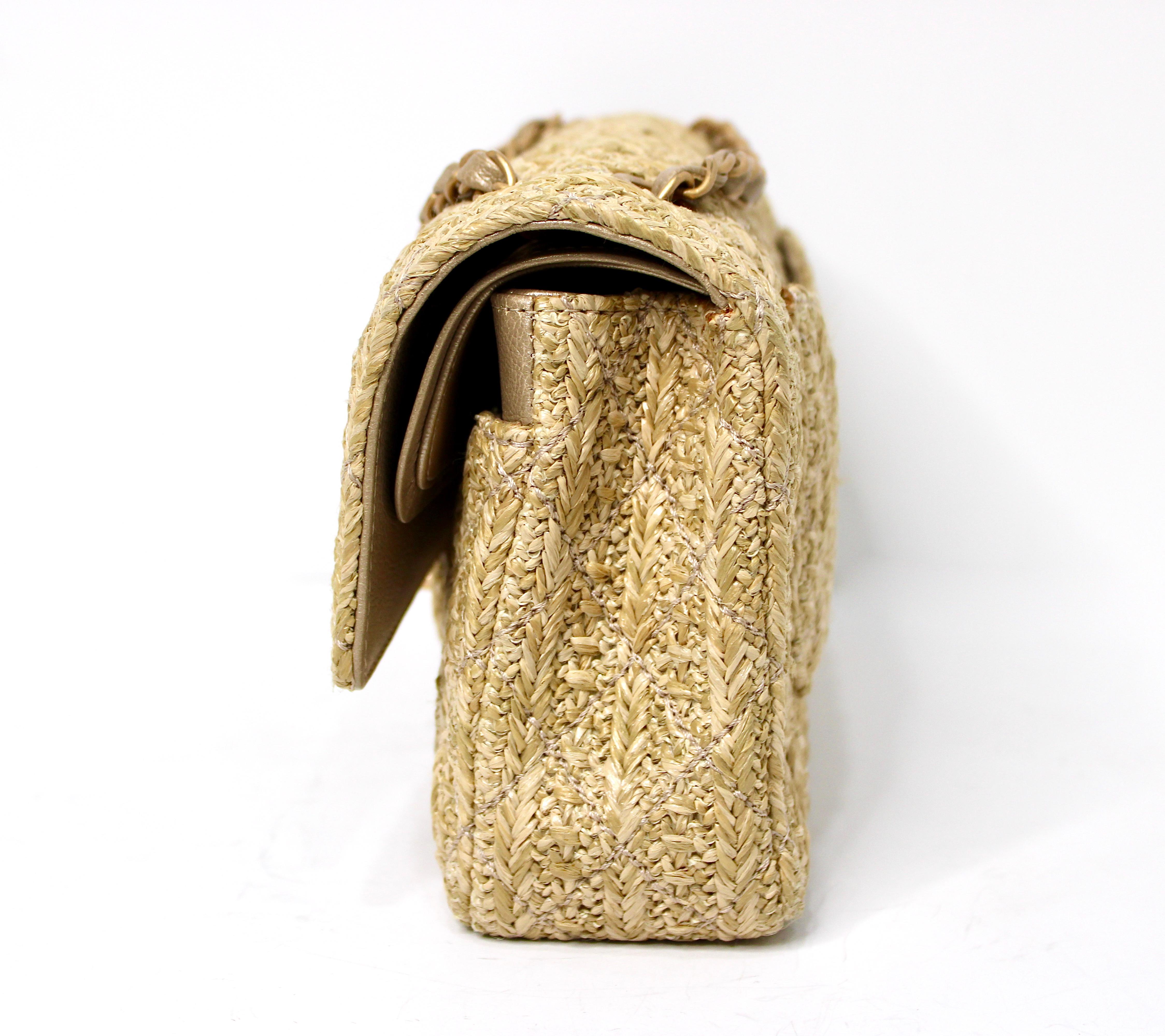 Donna Chanel Beige Borsa classica trapuntata in rafia con doppia patta circa 2017 in vendita