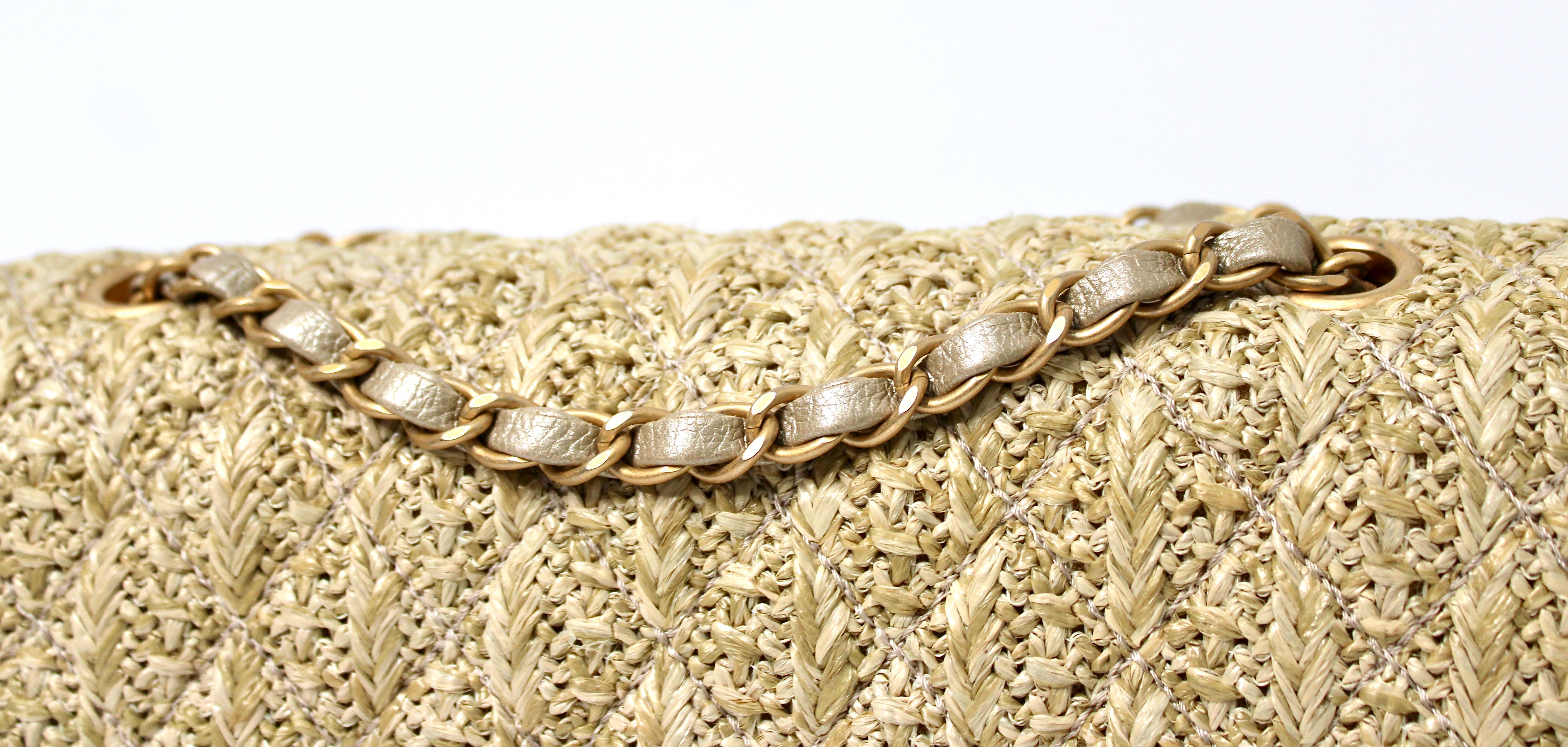 Chanel Beige Borsa classica trapuntata in rafia con doppia patta circa 2017 in vendita 1