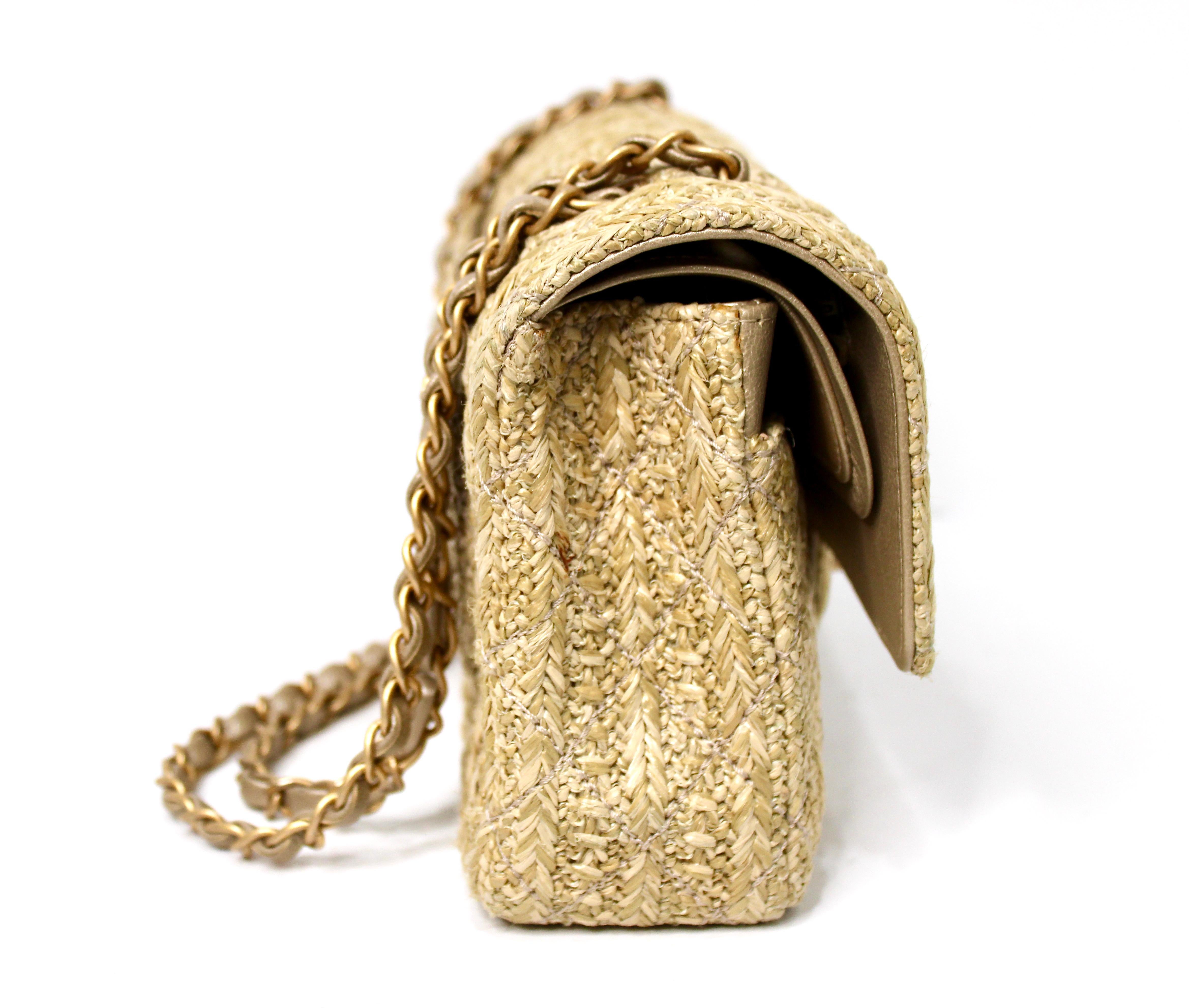 Chanel Beige Borsa classica trapuntata in rafia con doppia patta circa 2017 in vendita 2