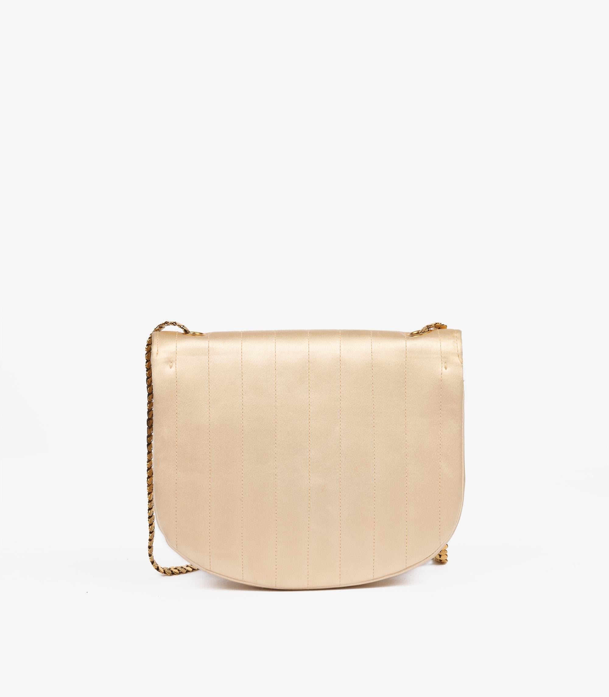 Chanel - Mini sac à rabat en satin matelassé beige Vintage Bijoux Half Moon Bon état - En vente à Bishop's Stortford, Hertfordshire