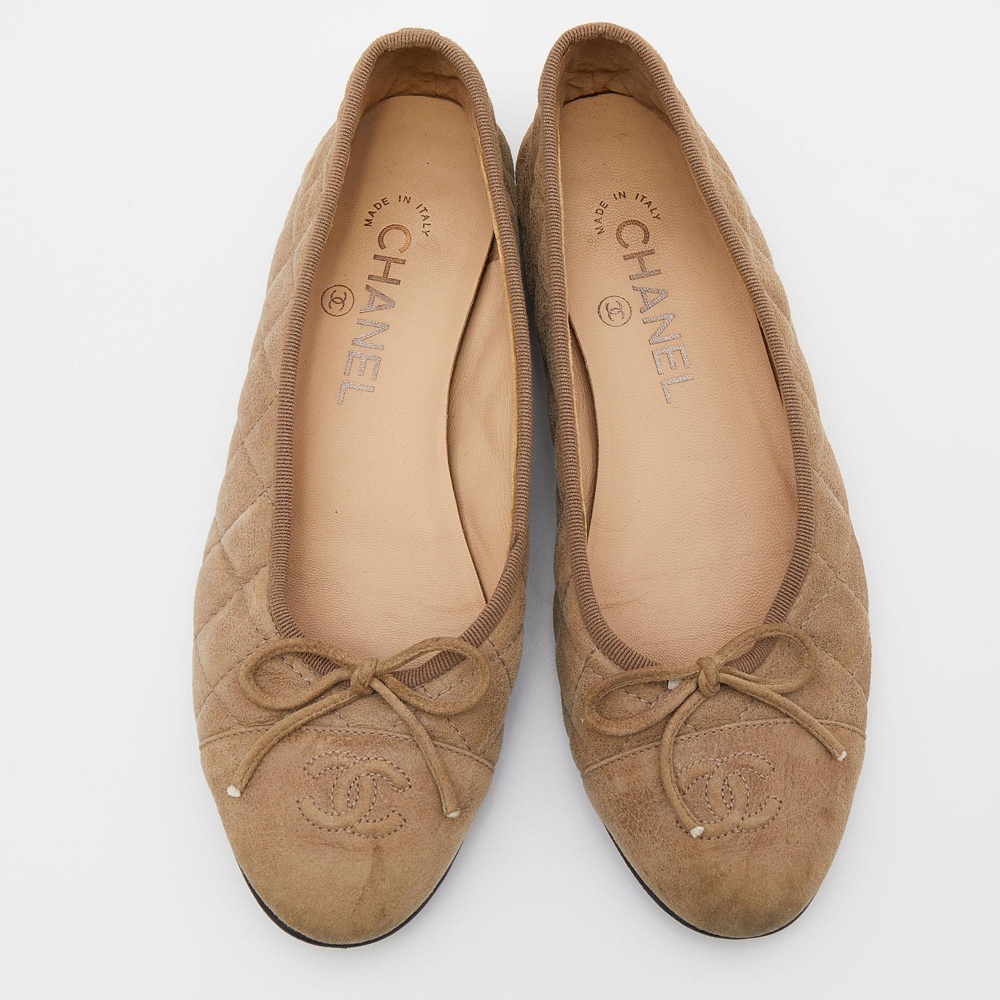 These ballet flats from Chanel are the perfect solution to all your foot woes. Crafted from quilted suede, they are adorned with a bow design on the uppers and the 'CC' motif on the cap toes offers them a statement appeal. The low heels and leather