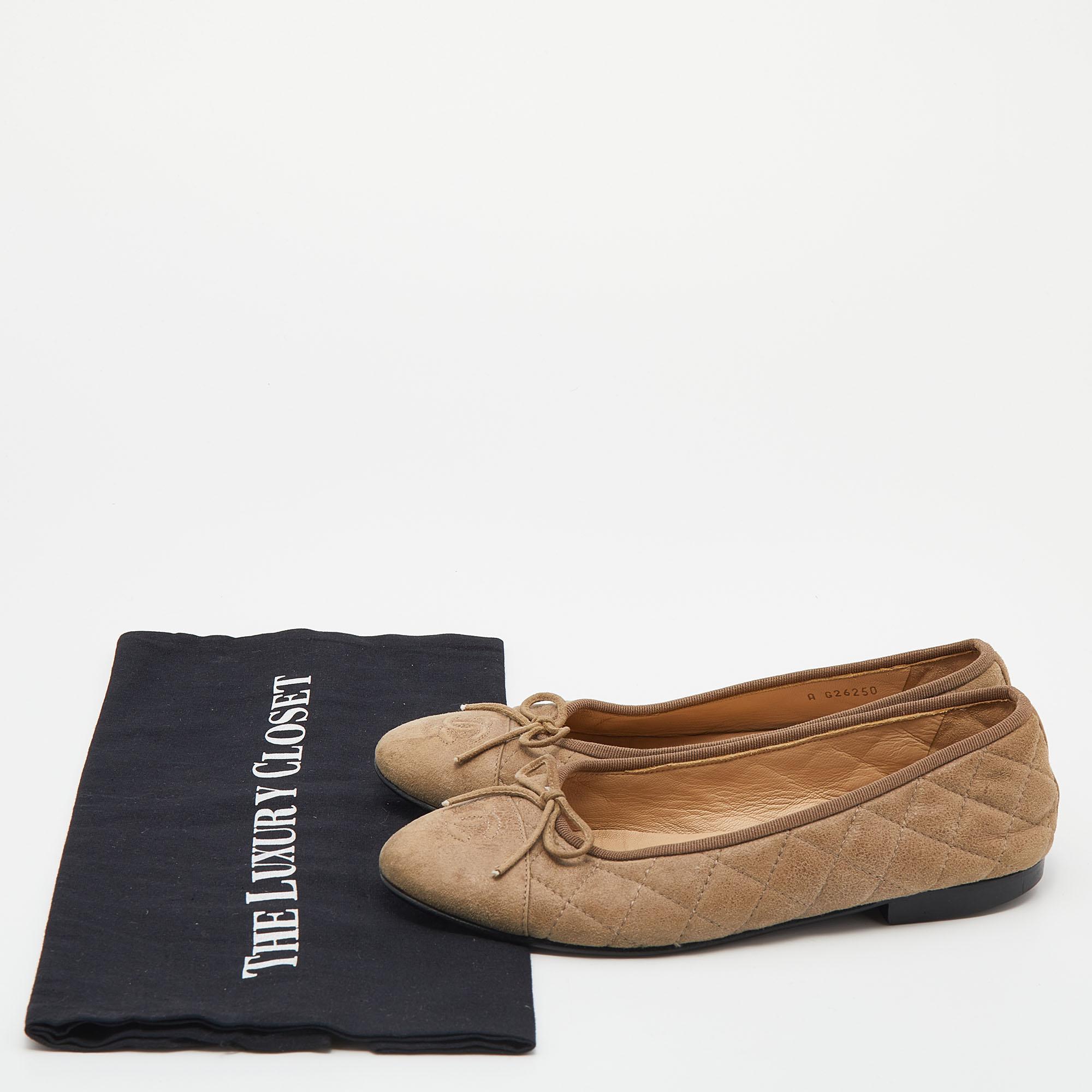 Chanel Beige Quilted Suede CC Cap Toe Bow Ballet Flats Size 37 In Good Condition In Dubai, Al Qouz 2