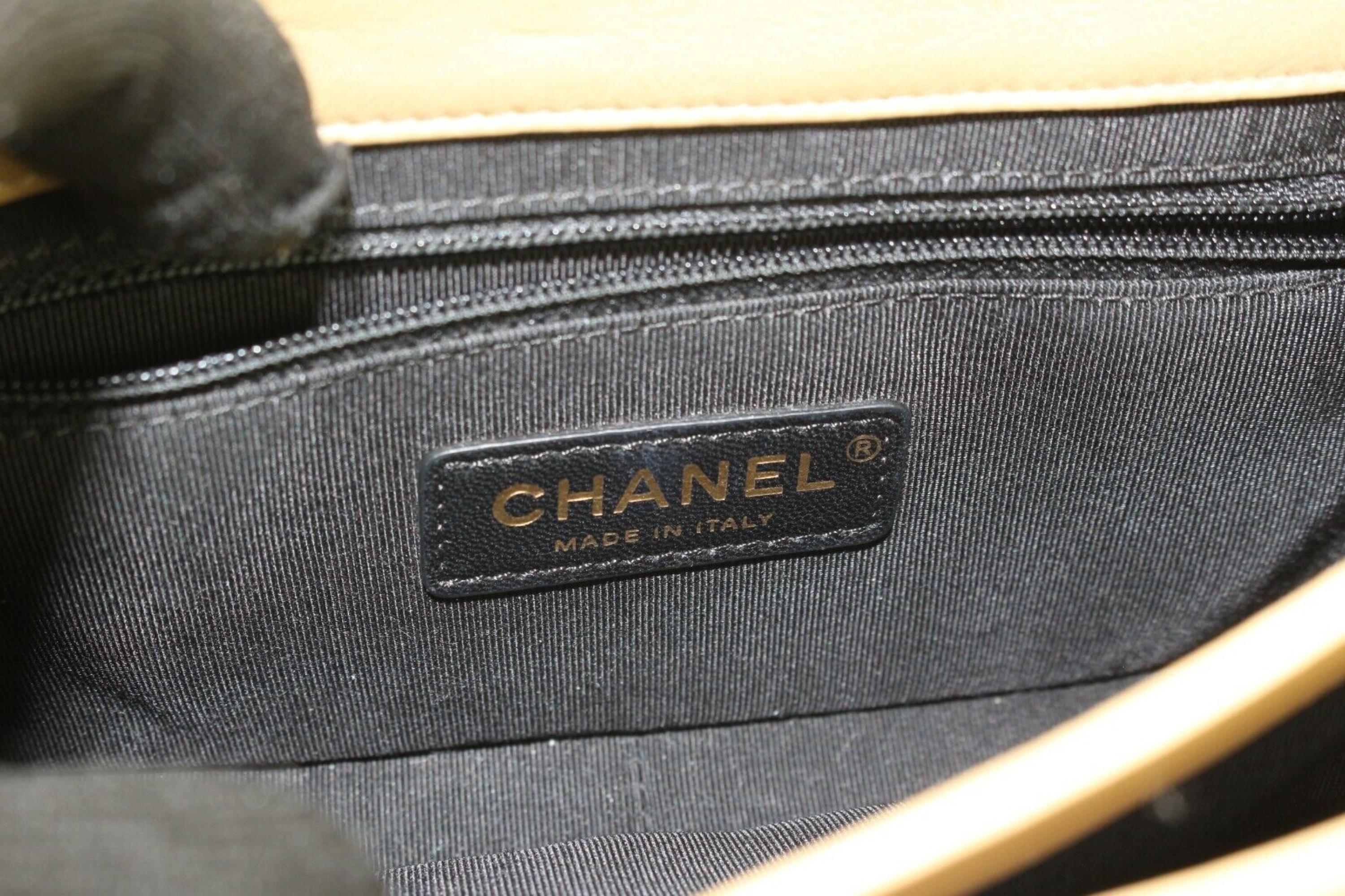 Chanel - Sac à rabat classique en daim matelassé beige et cuir noir 2CC1202 en vente 5
