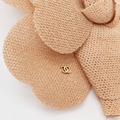 CHANEL beige Bast Camelia Blume gold CC Logo große Ansteckbrosche
