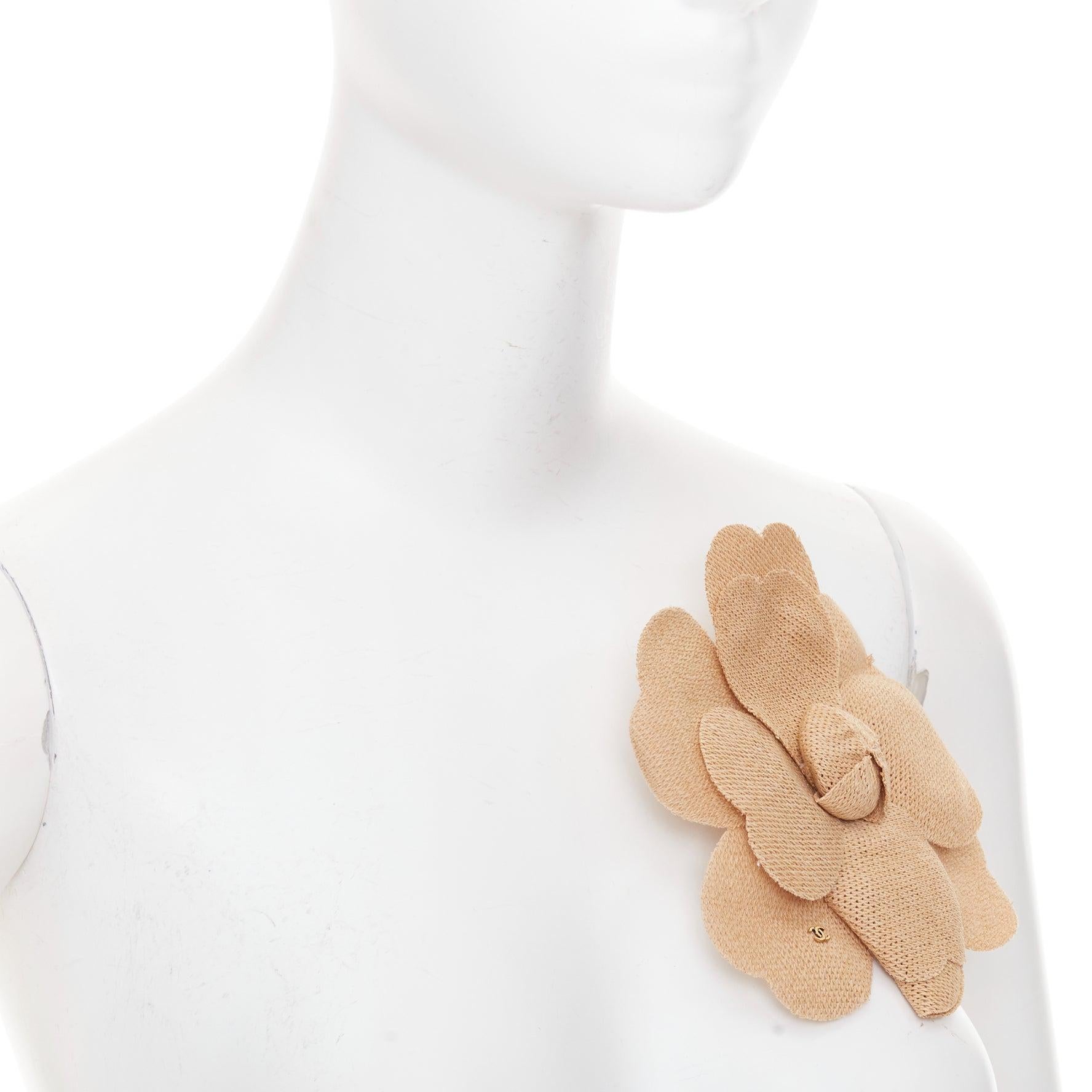 Broche CHANEL en raphia beige Camelia flower gold CC logo big pin Excellent état - En vente à Hong Kong, NT