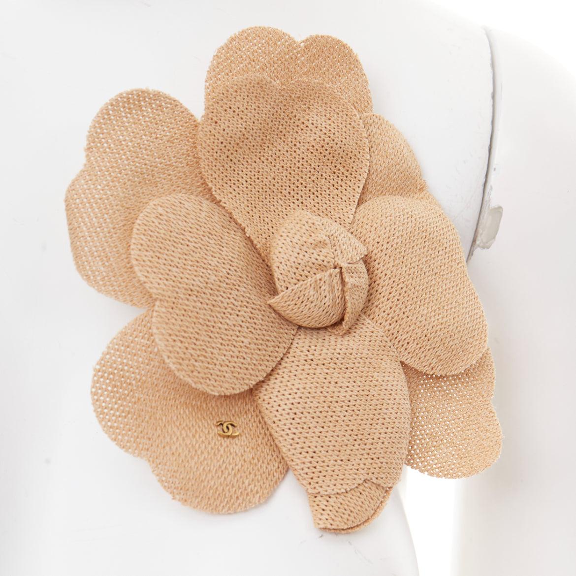 Broche CHANEL en raphia beige Camelia flower gold CC logo big pin Pour femmes en vente