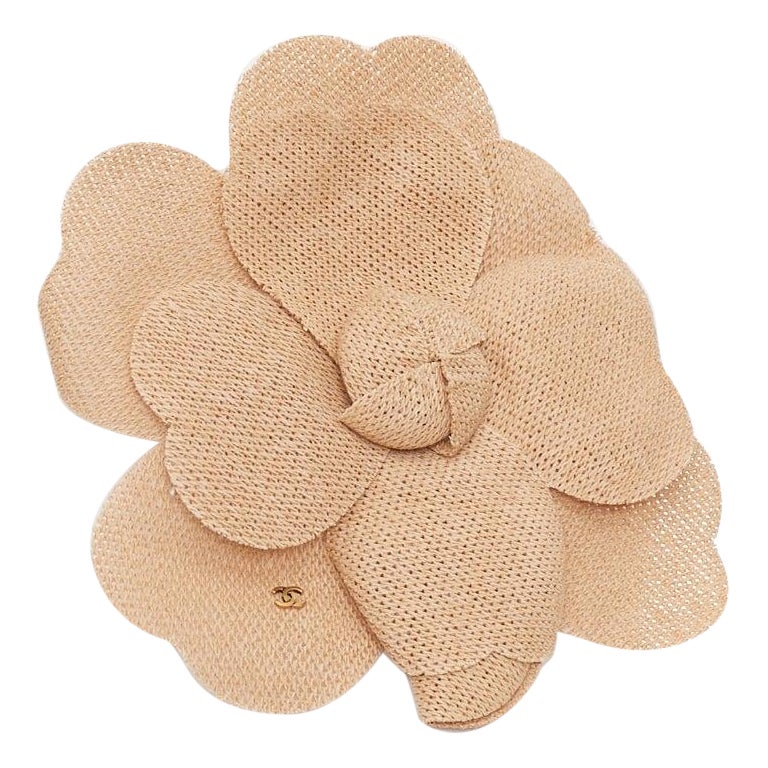 Broche CHANEL en raphia beige Camelia flower gold CC logo big pin en vente