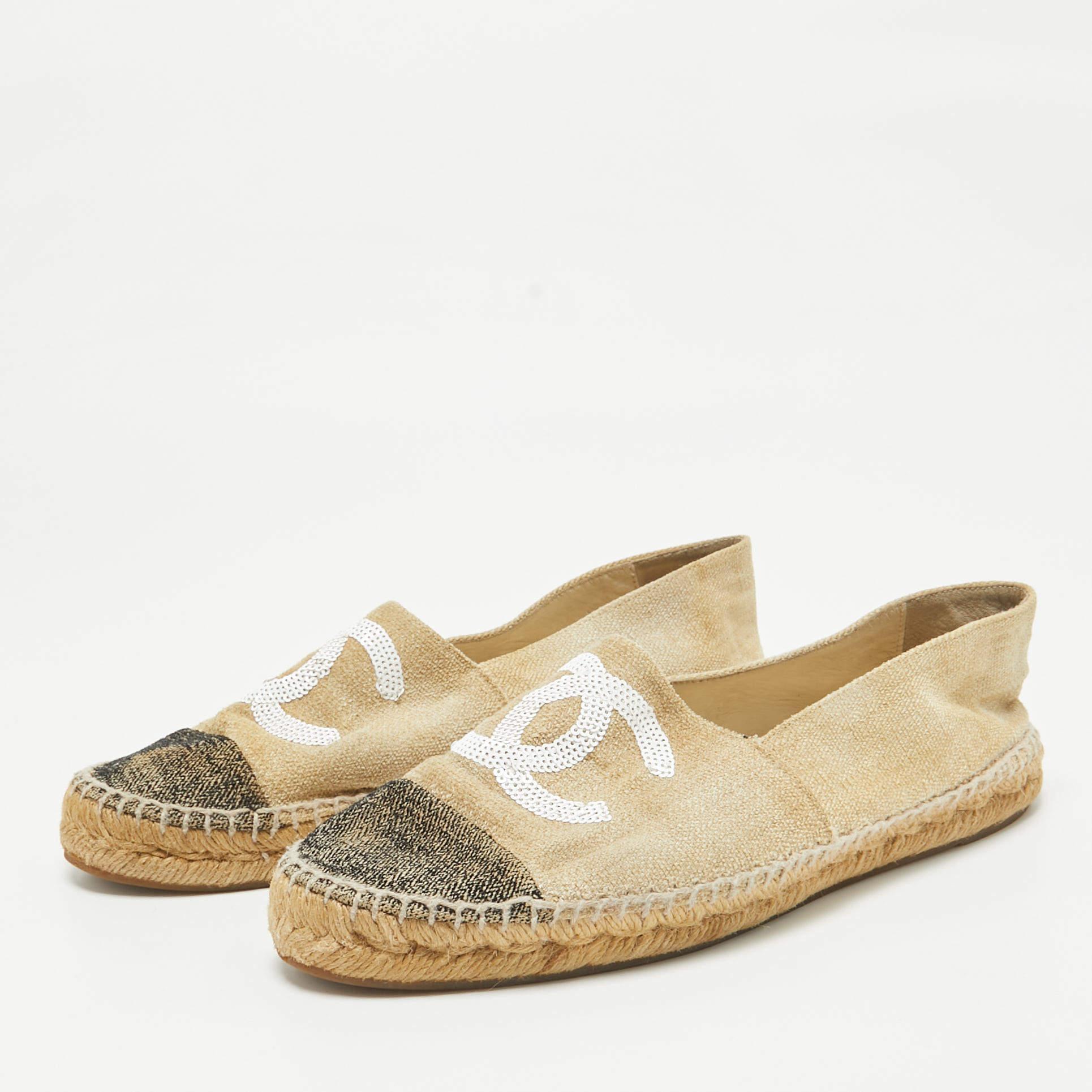 Let comfort and classic style be yours with these Chanel espadrille flats. Crafted with skill the high quality shoes have the perfect construction to take you through the day with utmost ease.