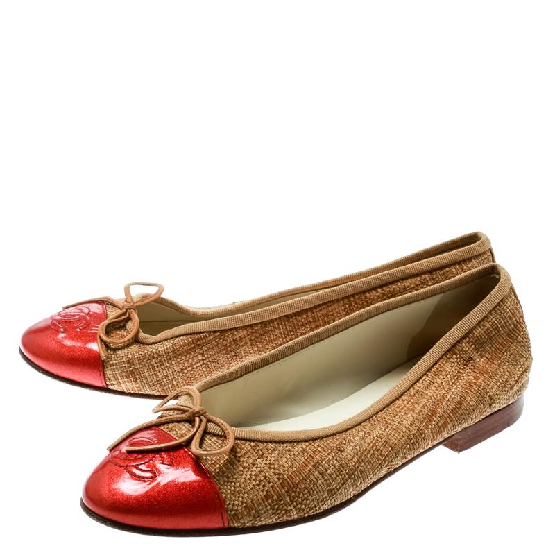 Chanel Beige Raffia With Red Patent Leather CC Cap Toe Ballet Flats Size 37 In Good Condition In Dubai, Al Qouz 2
