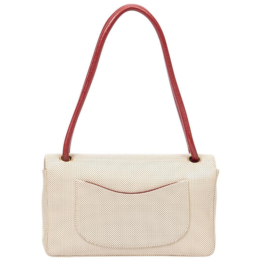 Chanel Beige/Rote Perforierte Leder CC Turnlock Klappentasche im Zustand „Hervorragend“ im Angebot in Atlanta, GA