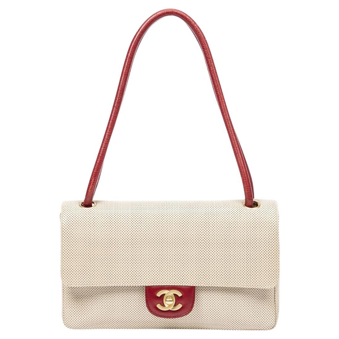 Chanel sac à rabat CC Turnlock en cuir perforé beige/rouge en vente