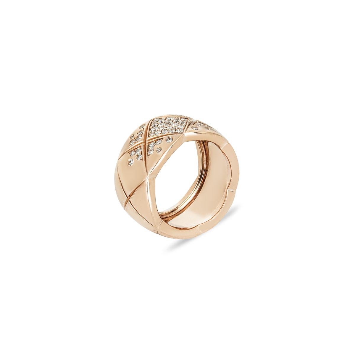 Un precioso anillo Chanel de diamantes en oro rosa / beige de 18 quilates de la colección Coco Crush. El anillo presenta un diseño de motivos acolchados, con diamantes redondos de talla brillante dispersos. Hay un total de 53 diamantes de talla