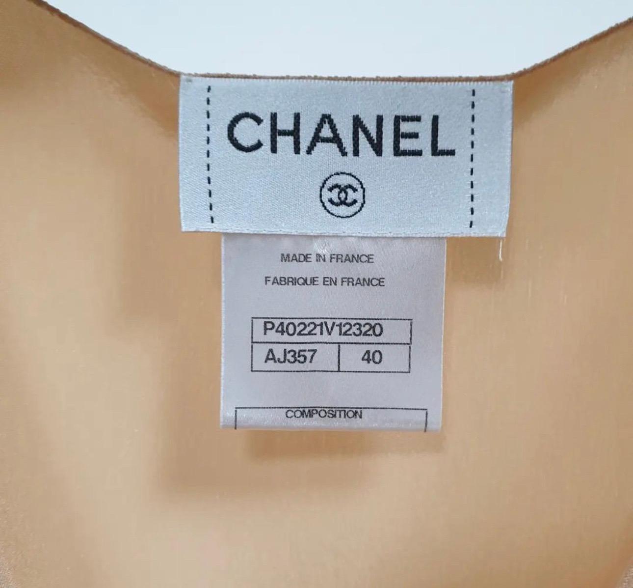 Chanel Beigefarbene Seiden-Rüschenknöpfe CC  Bluse Damen im Angebot