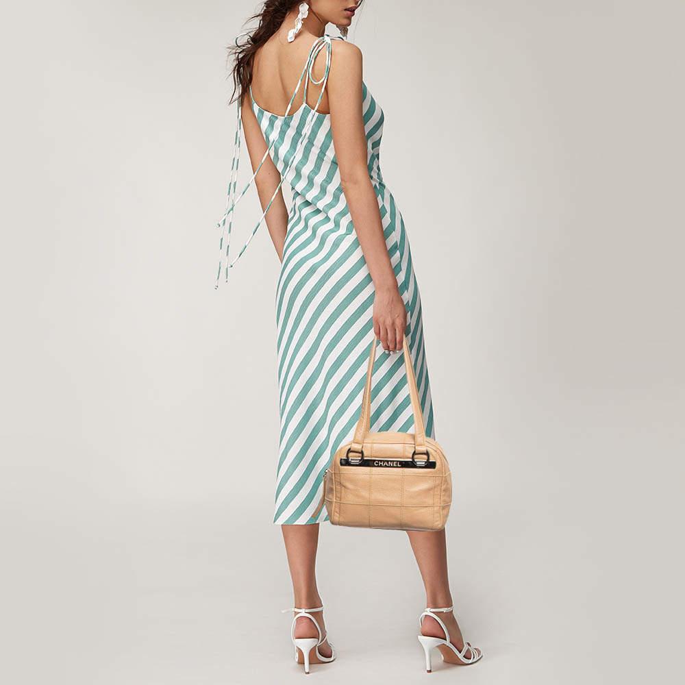 Designer bags are ideal companions for ample occasions! Here we have a fashion-meets-functionality piece crafted with precision. It has been equipped with a well-sized interior that can easily fit all your essentials.

