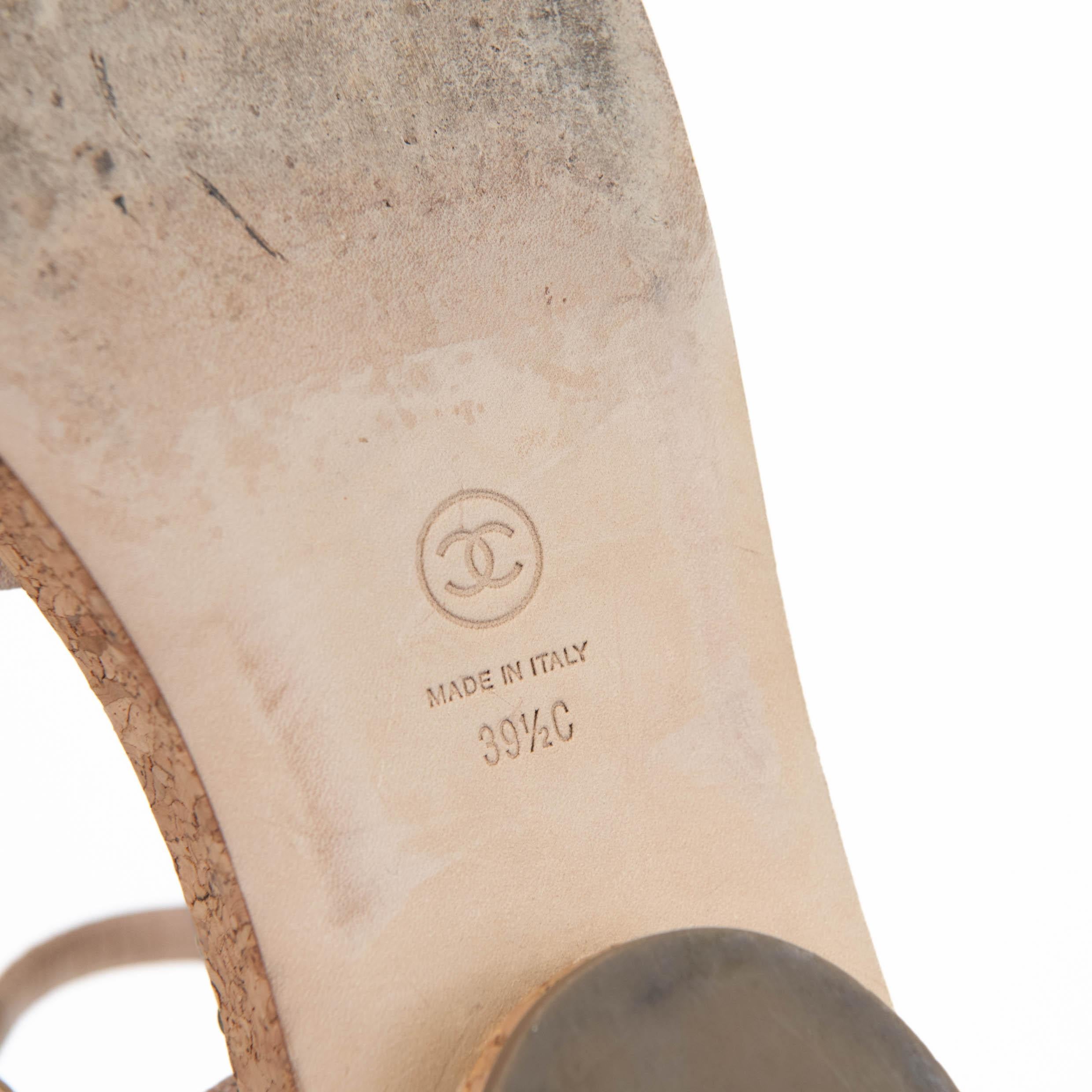 100% auténtico

Sandalias de ante Chanel
De la Colección Primavera 2020 de Virginie Viard
Neutrales
Logotipo CC entrelazado y adorno de eslabón de cadena
Cadena de eslabones
Plataforma
Cierre de hebilla multi-correa en los laterales

Ajuste del