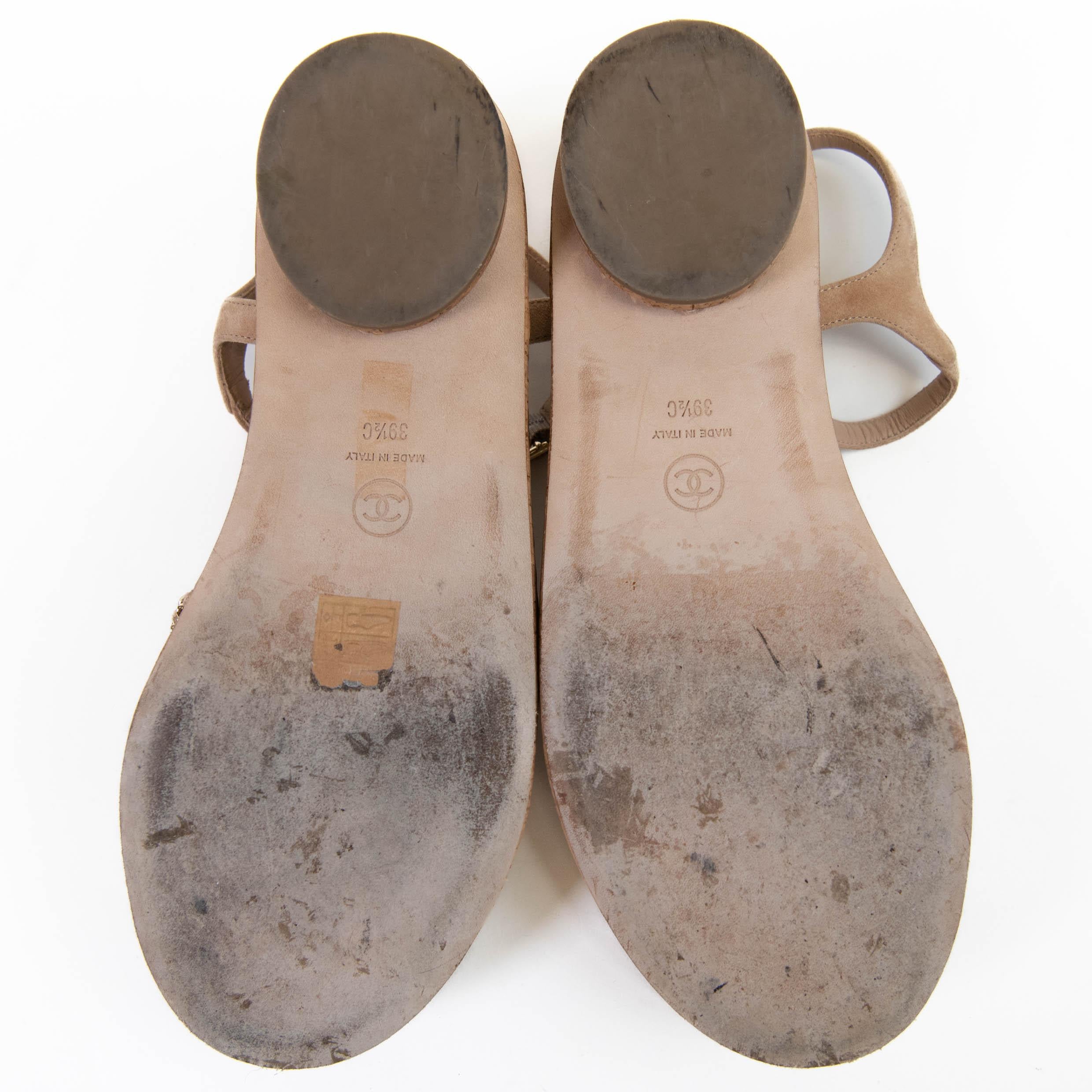 Chanel Sandalias de ante beige 2020 entrelazadas de corcho CC Logo 39.5 en Bueno Estado en Corona Del Mar, CA