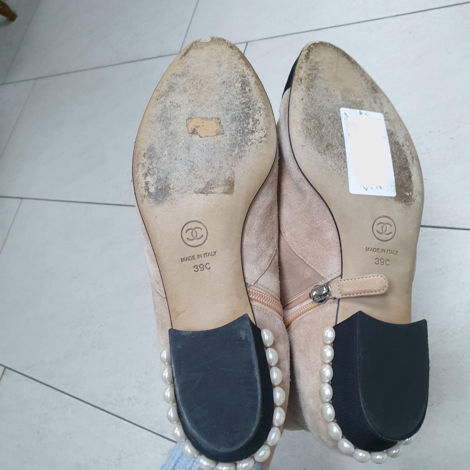 Chanel Beige Suede Pearl Heels Ankle Boots In Good Condition For Sale In Krakow, PL