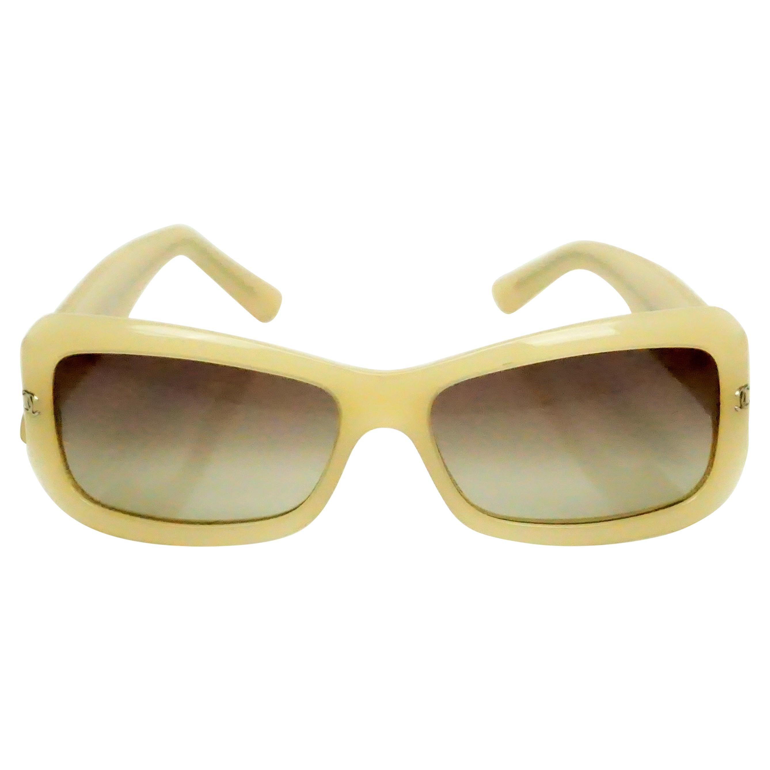 Sunglasses Chanel Beige in Plastic - 35469326