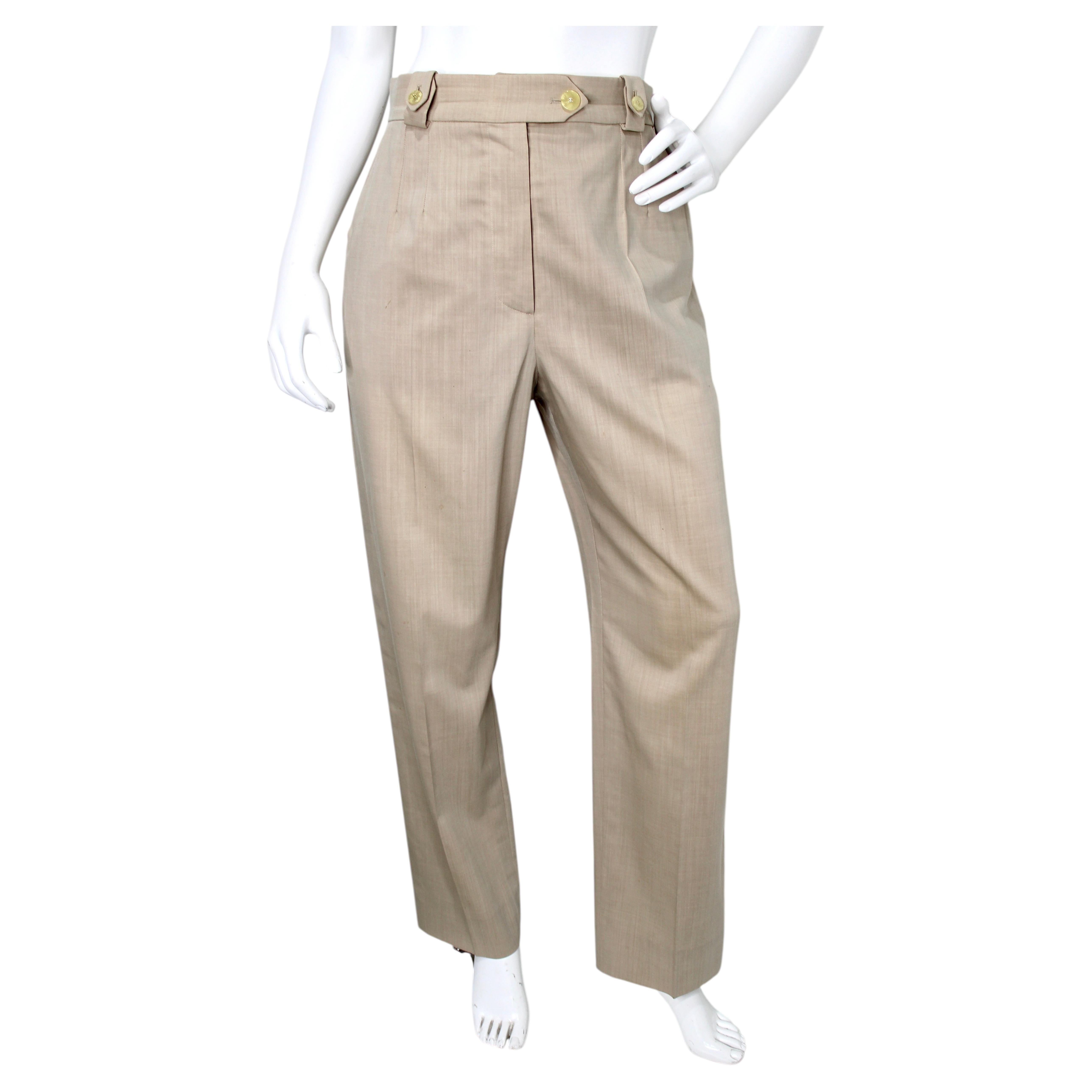 Beigefarbene Chanel-Hose mit hoher Taille und Knöpfen der Marke Coco um 1999