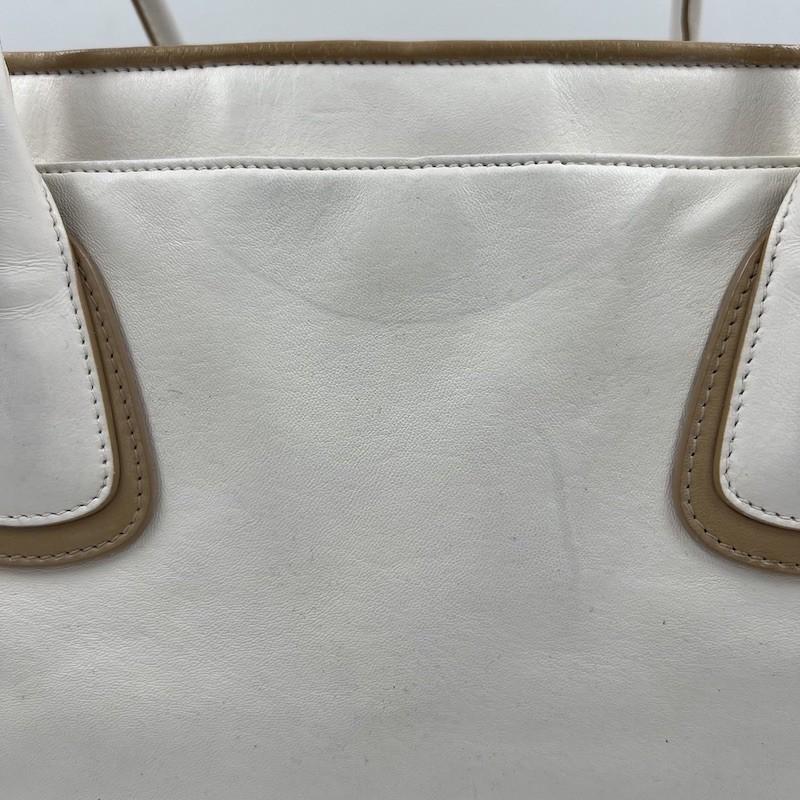 CHANEL Beige Tote Bag in Leather For Sale 6
