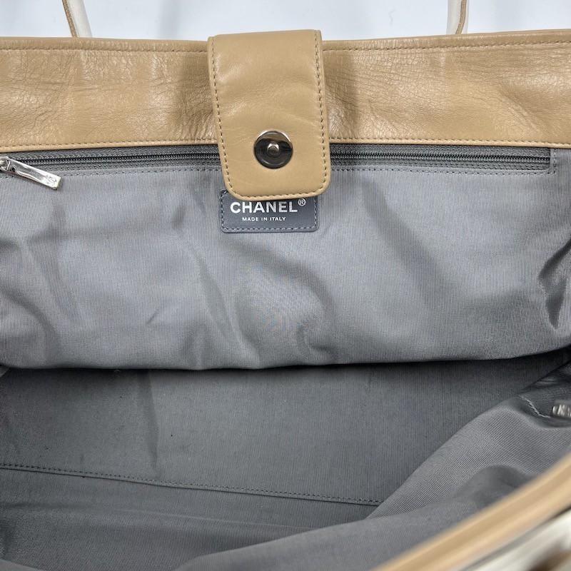 CHANEL Beige Tote Bag in Leather For Sale 7
