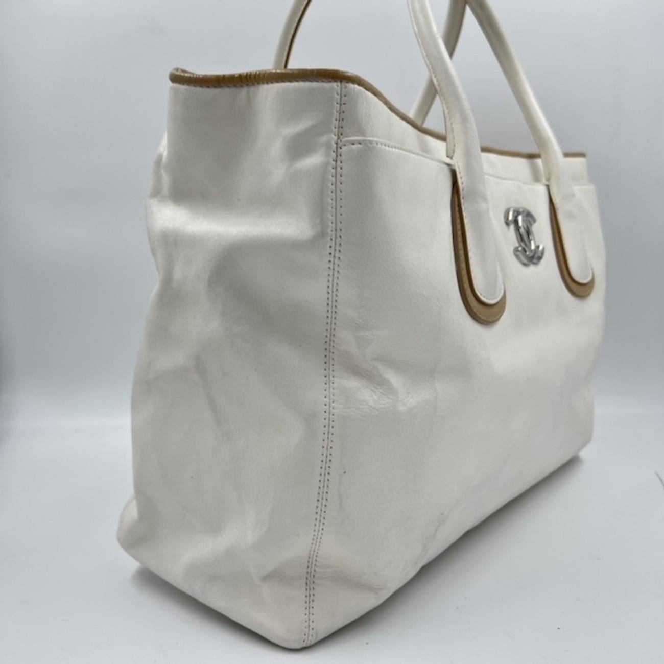 CHANEL Beige Tote Bag in Leather In Good Condition For Sale In Paris, FR