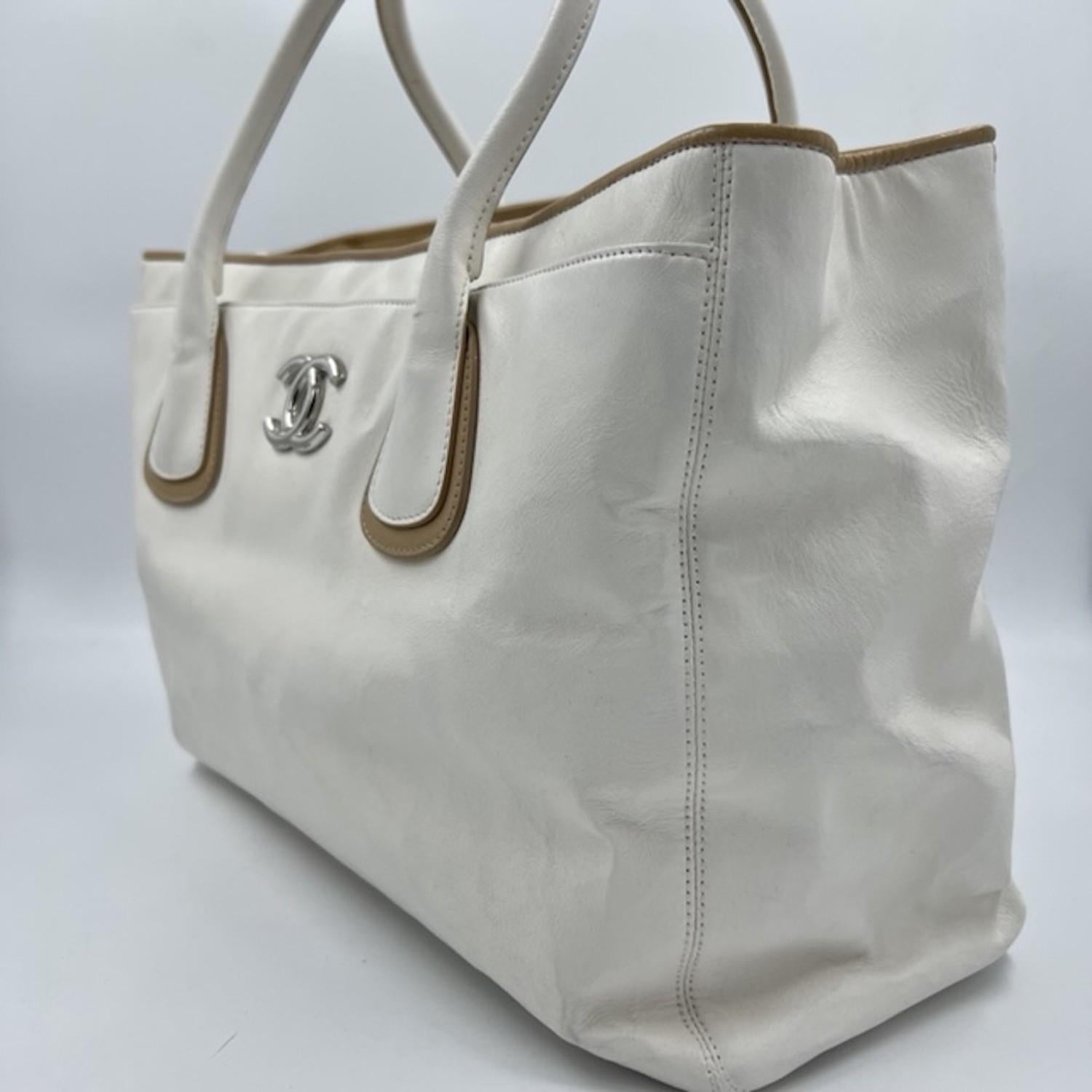 Women's CHANEL Beige Tote Bag in Leather For Sale