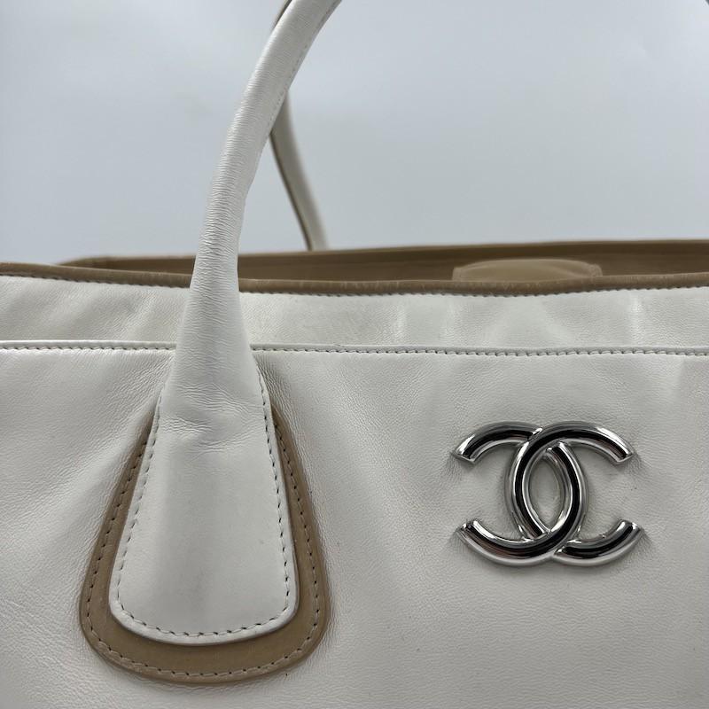 CHANEL Beige Tote Bag in Leather For Sale 3