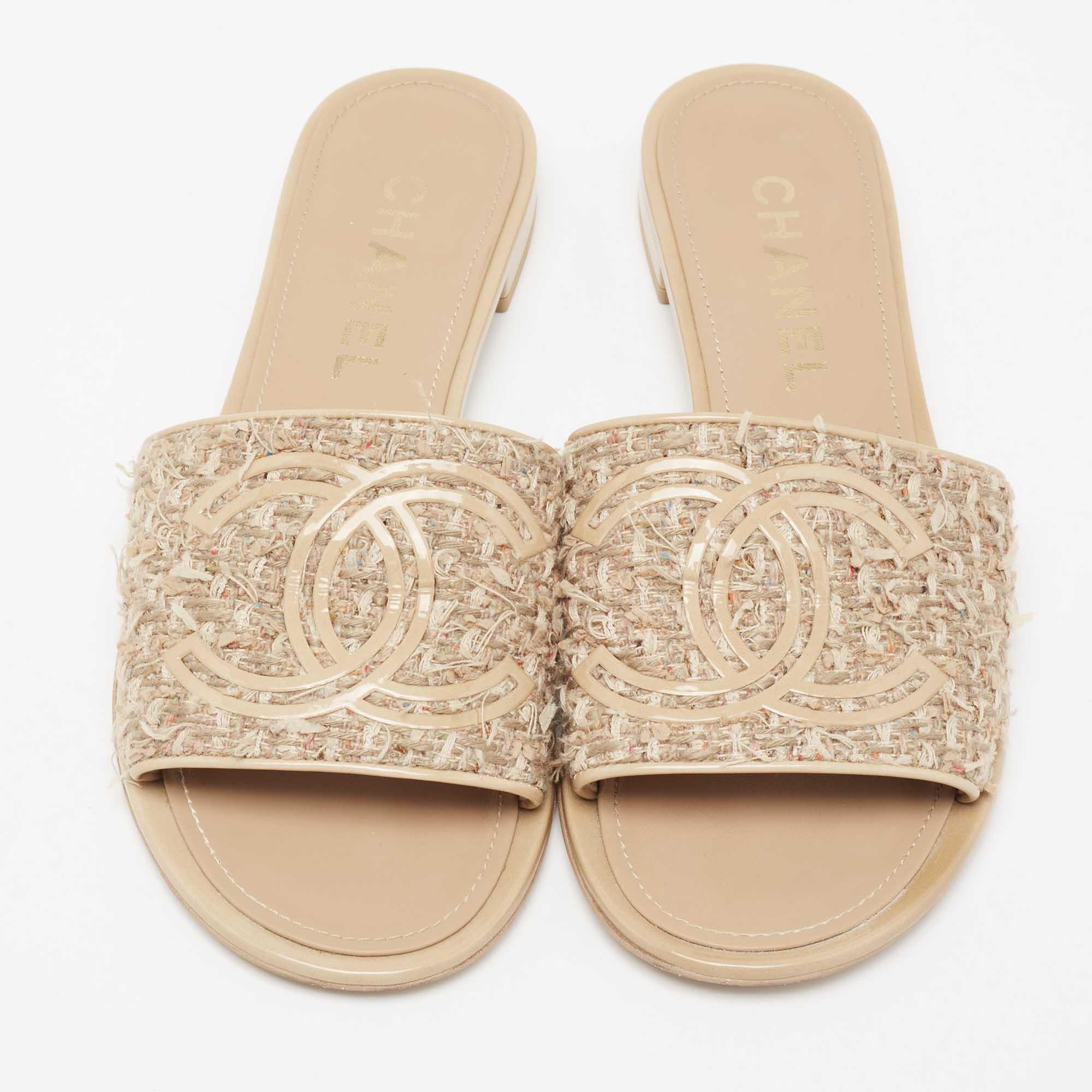 The House of Chanel delivers complete comfort and luxury to your feet with these slide sandals. They are made from beige tweed and leather, with a CC logo detail augmenting the upper. They come with a comfy suede lining and leather-lined soles.