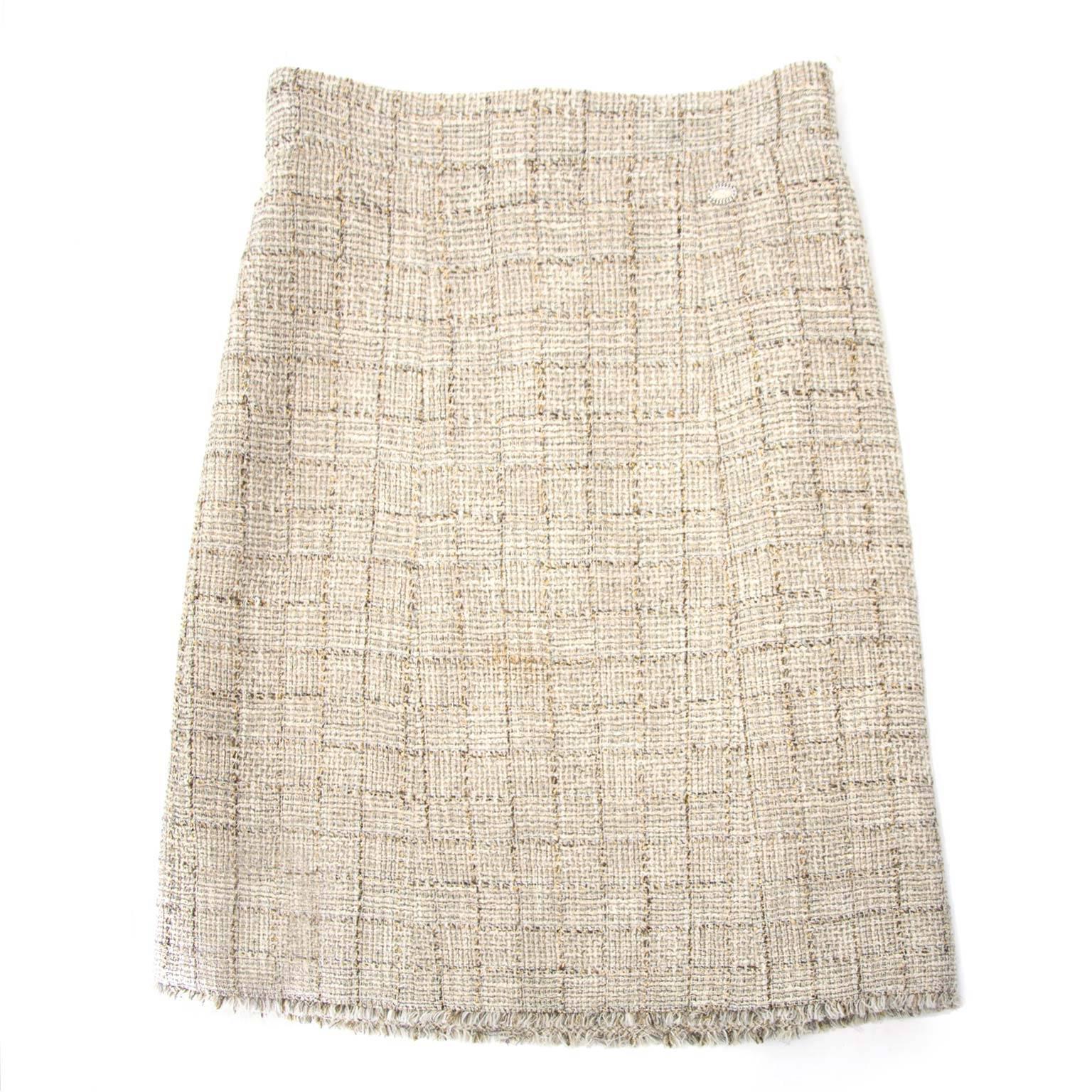 Excellent condition!

Chanel Beige Tweed Midi Skirt - Size 40 (FR)

This timeless skirt by Chanel is a must have in every woman's closet.
The beige and metallic threading give the skirt a sophisticated look.
The skirt opens and closes with a zipper