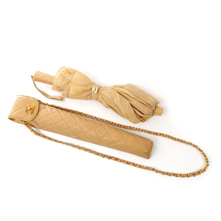 Chanel Beige Umbrella und Stepptasche