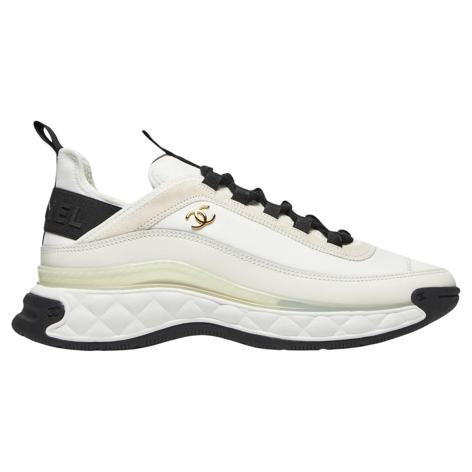 Chanel Crème Velours Beige  White Trainers Sneakers 

Taille 40

New in Box

Accents noirs 
CC Chanel doré sur chaque chaussure
Ivoire Beige Crème Blanc et Noir
Tissu blanc, daim ivoire, cuir de veau blanc
Construction en caoutchouc haute