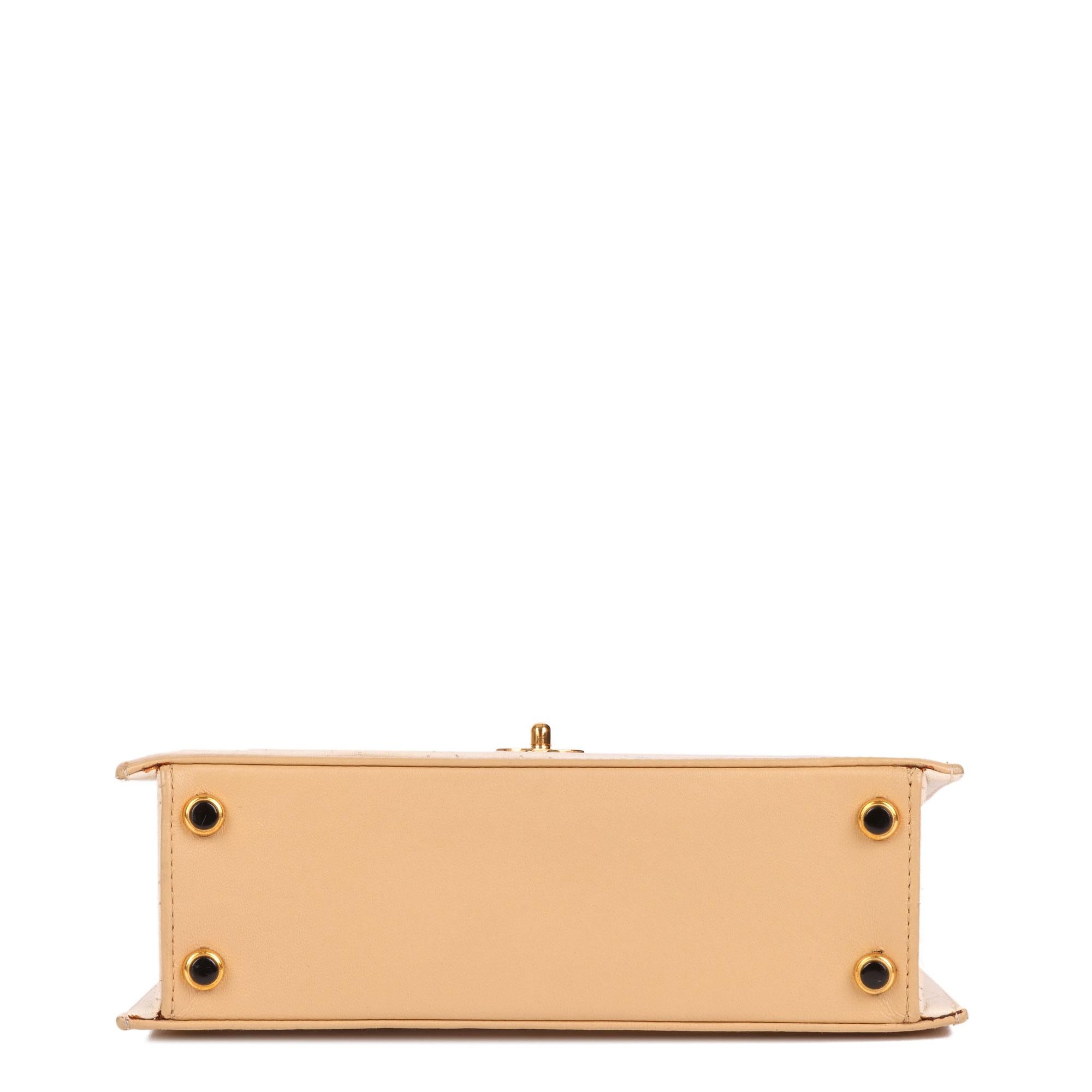 Chanel Beige & Weiß Gestepptes Lammfell Vintage Mini Trapez Klassische Klappentasche 6