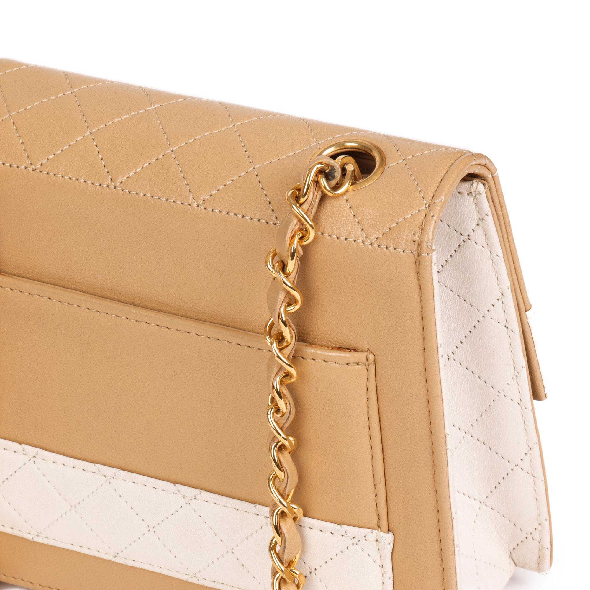 Chanel Beige & Weiß Gestepptes Lammfell Vintage Mini Trapez Klassische Klappentasche 8