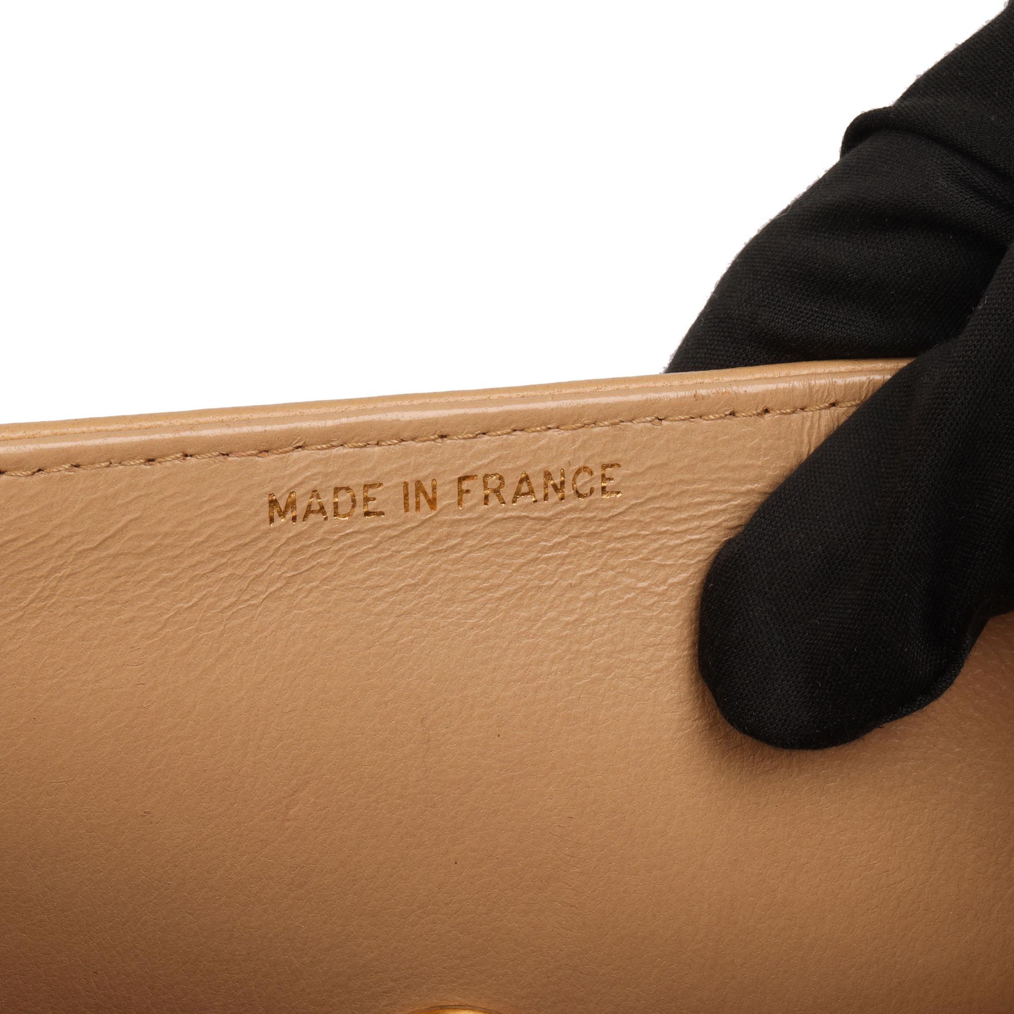 CHANEL
Beige & Weiß Gestepptes Lammfell Vintage Mini Trapez Classic Single Flap Bag mit Beutel

Seriennummer: 1521910
Alter (CIRCA): 1990
Begleitet von: Chanel Staubbeutel, Echtheitskarte, Lederetui
Details zur Authentizität: Echtheitskarte,