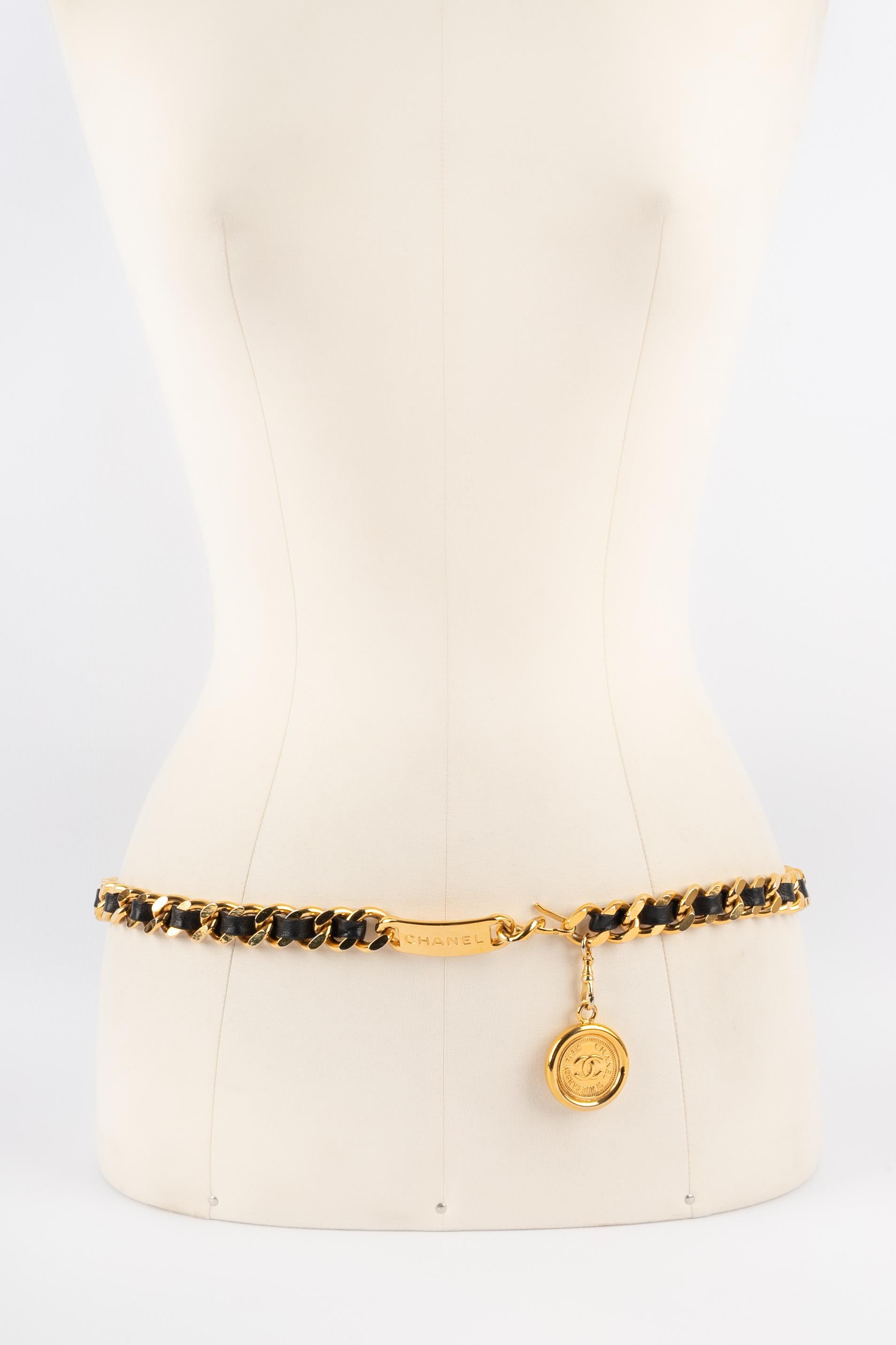 HANEL - (Made in France) Black leather and golden metal belt with a medallion at the end. Piece from the 1980s.

Condition:
Very good condition

Dimensions:
Length: 83 cm

CCB25