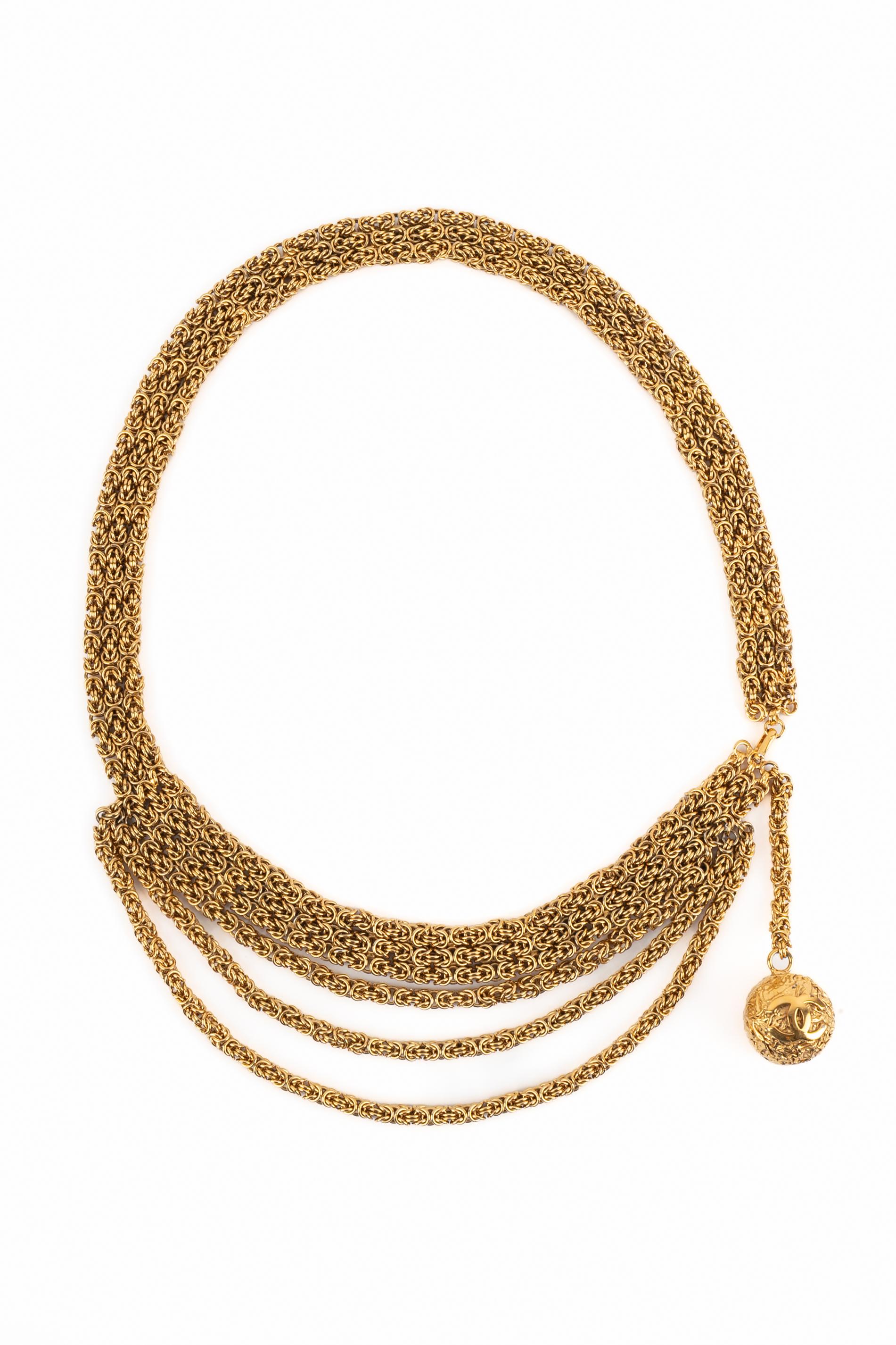 CHANEL - (Made in France) Ceinture composée de plusieurs rangs de chaînes en métal doré et se terminant par une sphère ornée d'un CC. Une Collection S sous la direction artistique de Karl Lagerfeld.

Condit :
Très bon état.

Dimensions :
Longueur :