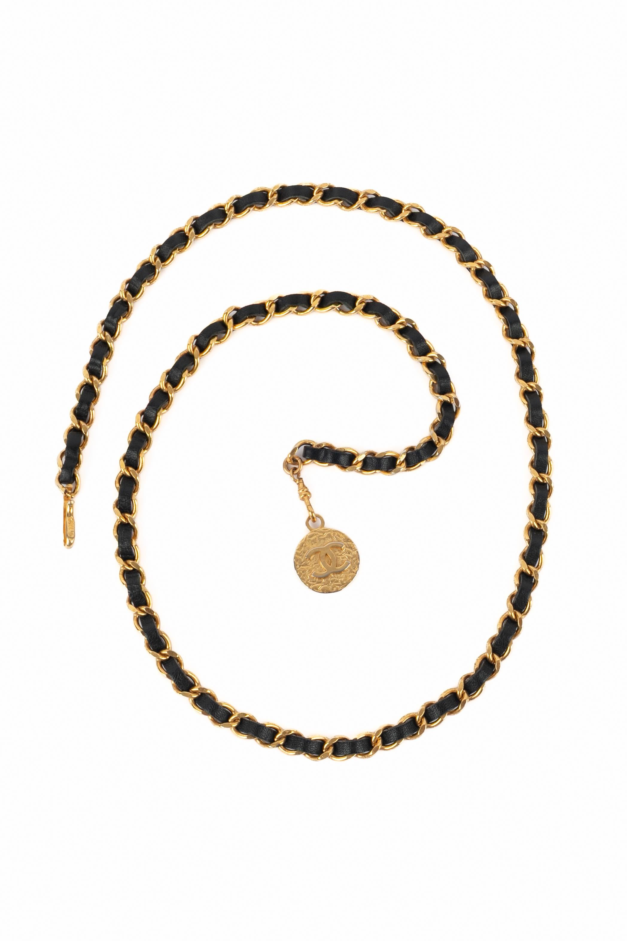 CHANEL - Golden metal chain belt interlaced with black leather. A 1982 Collection.

Condition:
Very good condition

Dimensions:
Length: 95 cm

SKU:CCB34


