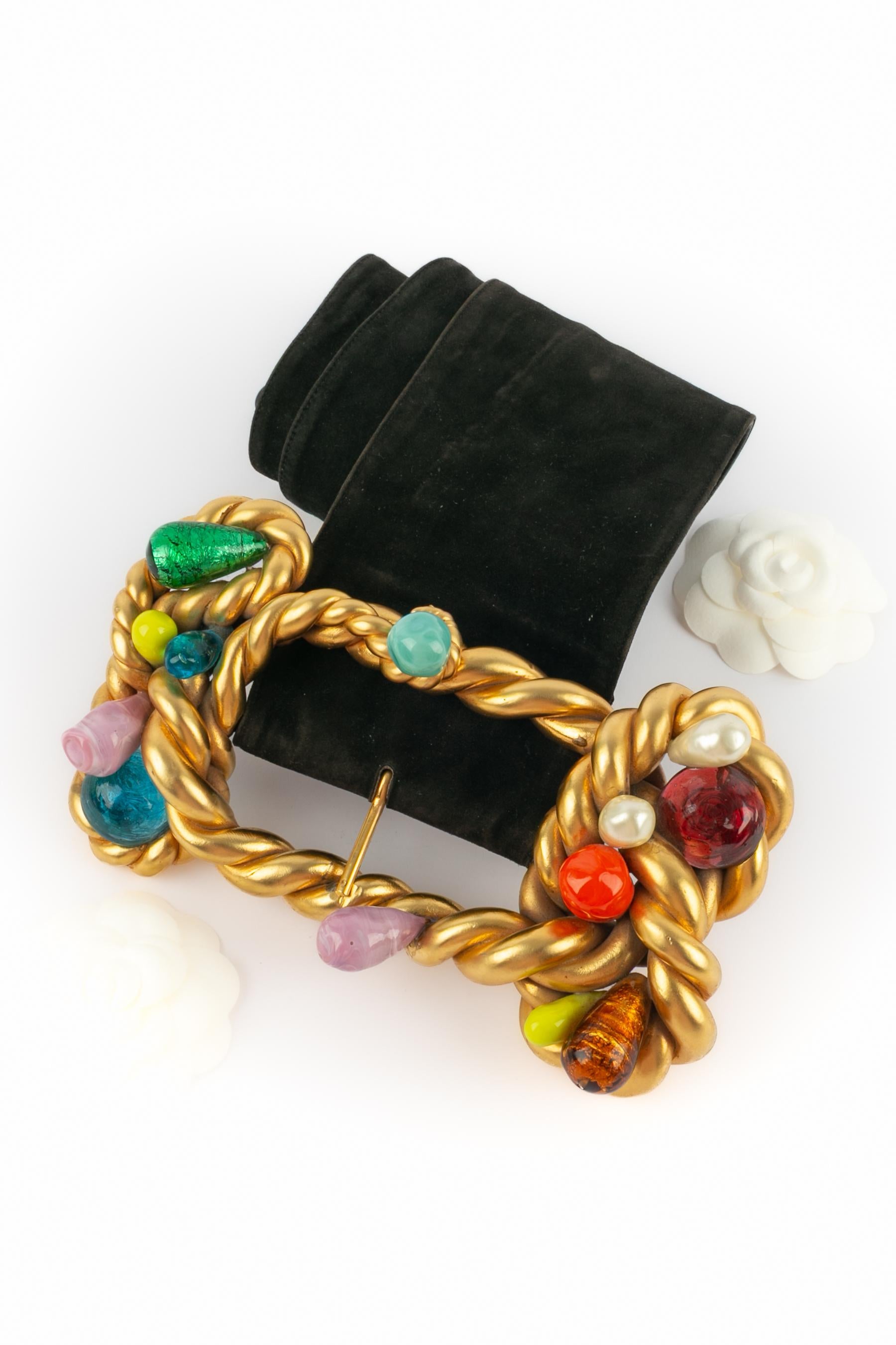 CHANEL - (Fabricado en Francia) Cinturón de piel negra con una impresionante hebilla de metal dorado y gotas de pasta de cristal. Colección Primavera-Verano 1990-1991 bajo la dirección artística de Karl Lagerfeld.

Estado:
Muy buen