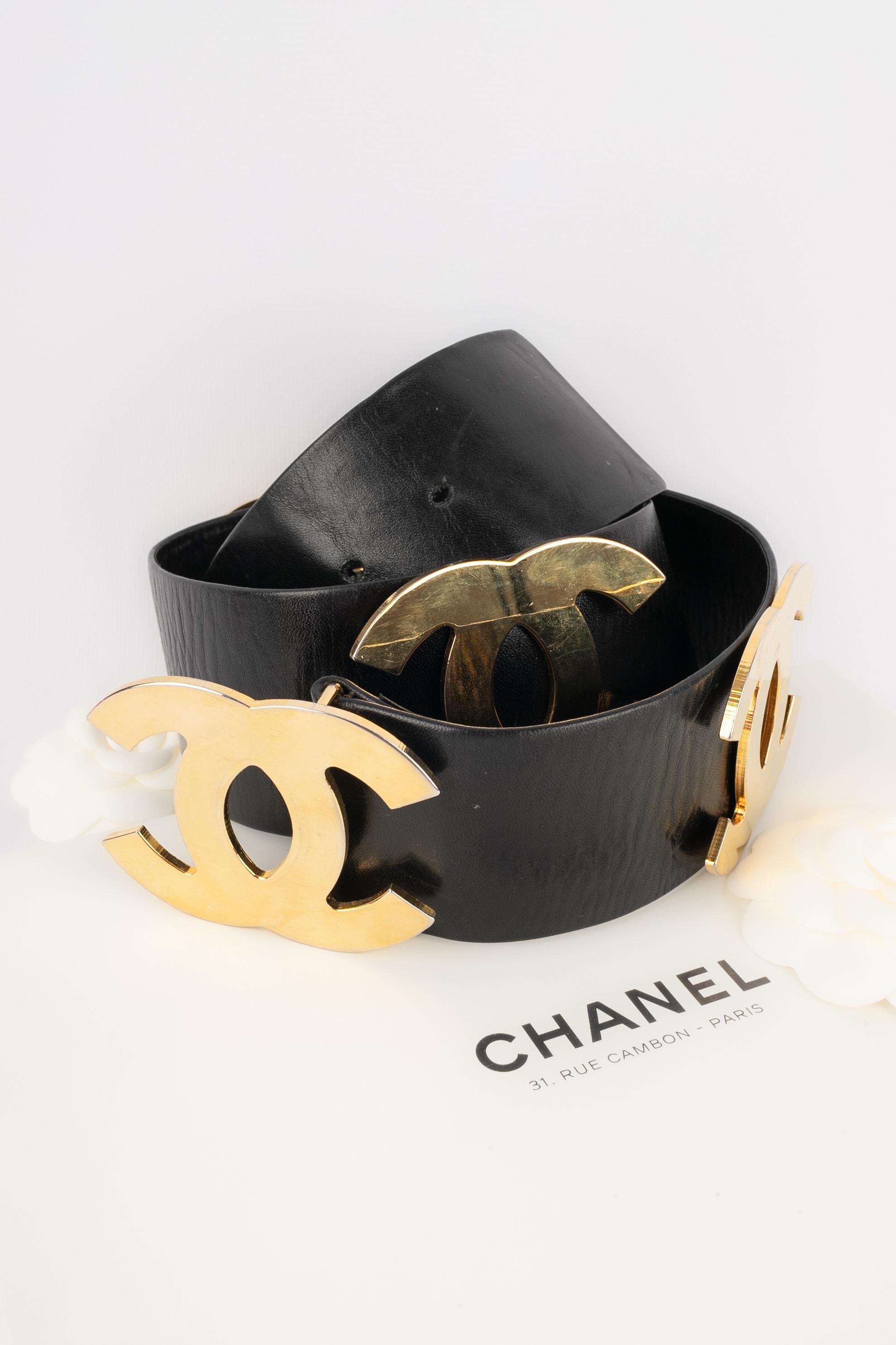 CHANEL - Black lamb leather belt with a golden metal cc elements. Not signed piece. Belt with a certificate of conformity.

Condition:
Good condition

Dimensions:
Length: from 81 cm to 83 cm

CCB10