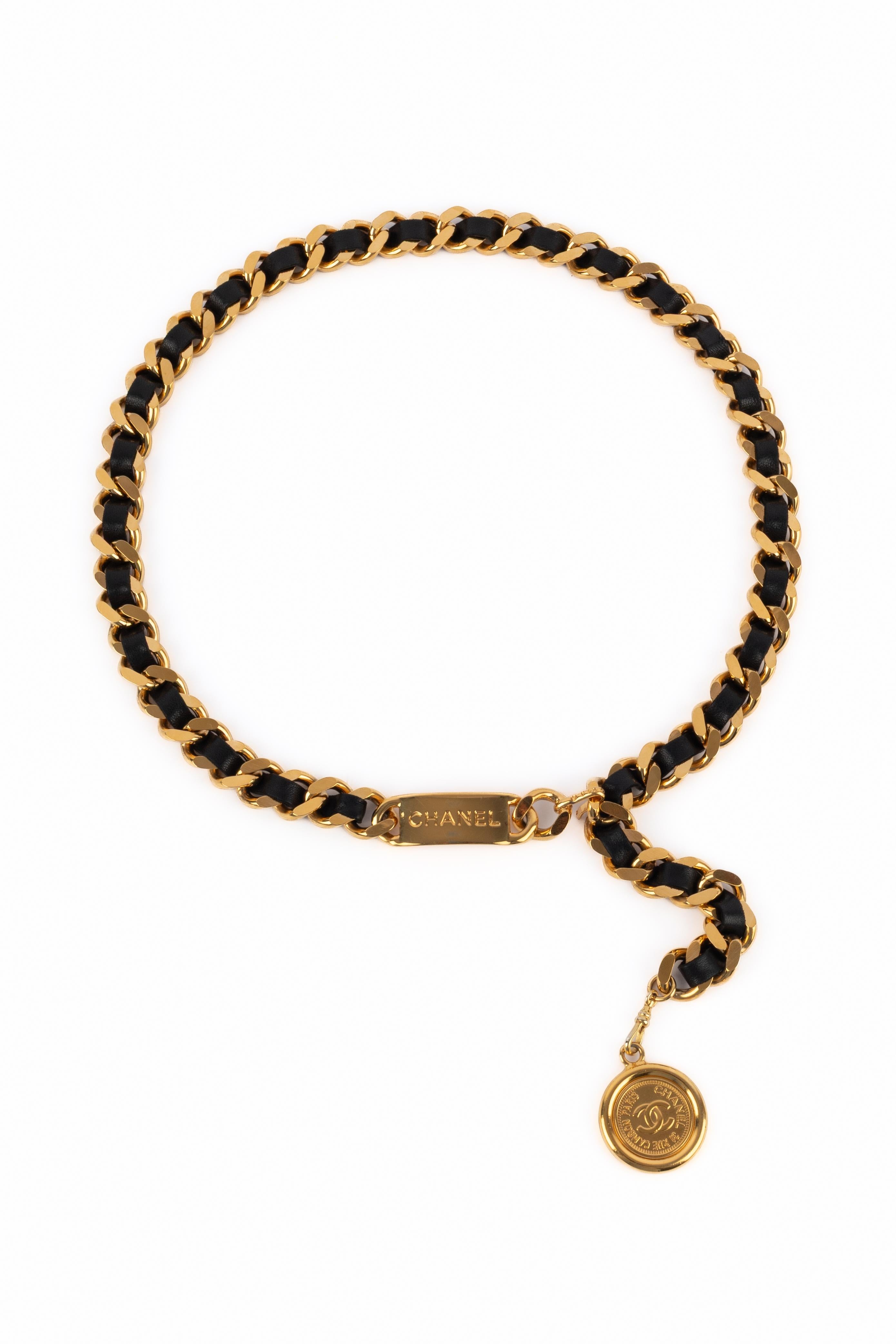 CHANEL - (Made in France) Golden metal and black leather belt.

Condition:
Very good condition

Dimensions:
Length: 80 cm

SKU:CCB22