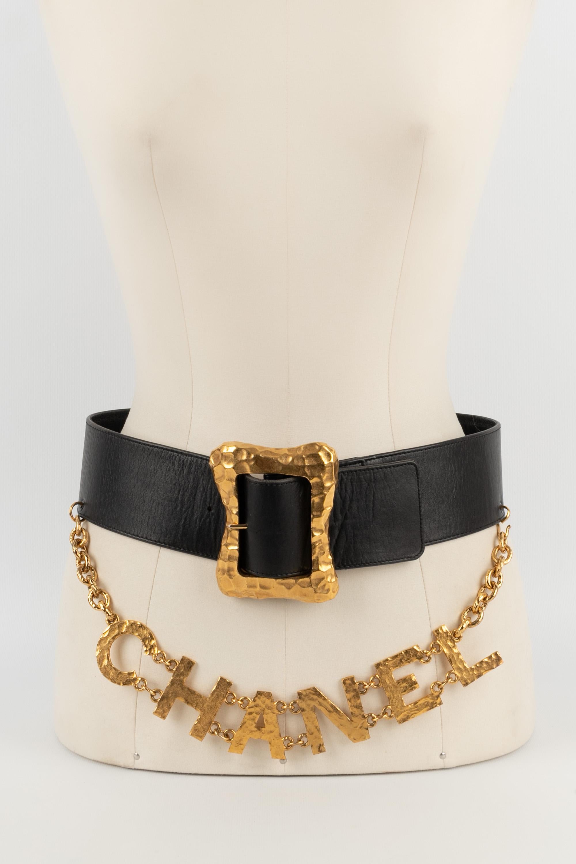 CHANEL - (Made in France) Leather belt with beaten golden metal. 1993 Spring-Summer Collection.

Condition:
Very good condition

Dimensions:
Length: 73 cm to 77 cm

CCB87