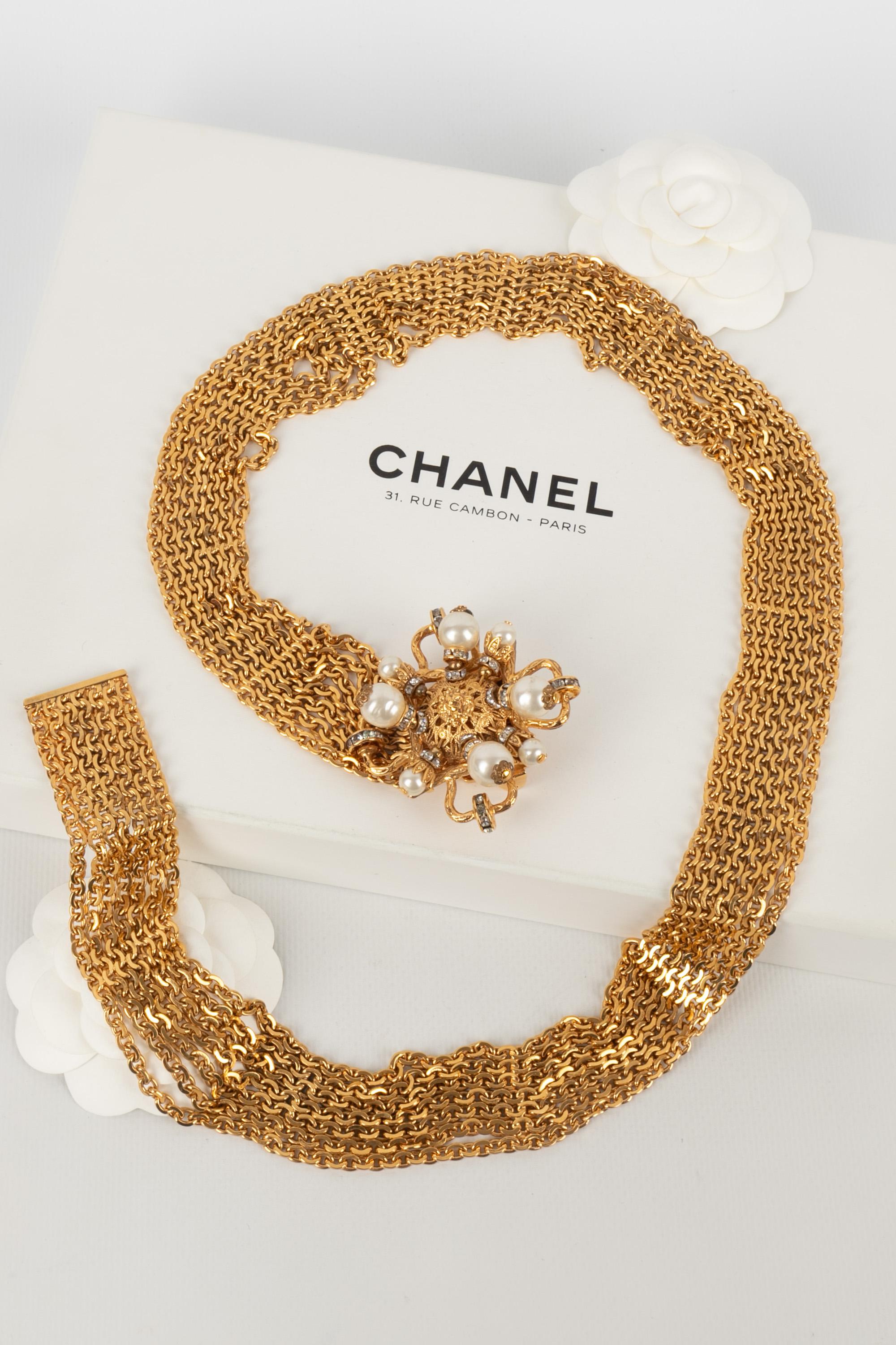 CHANEL - (Made in France) Golden metal belt with rhinestone rings and costume pearls. 1996 Spring-Summer Collection.

Condition:
Very good condition

Dimensions:
Length: 80 cm

CCB81