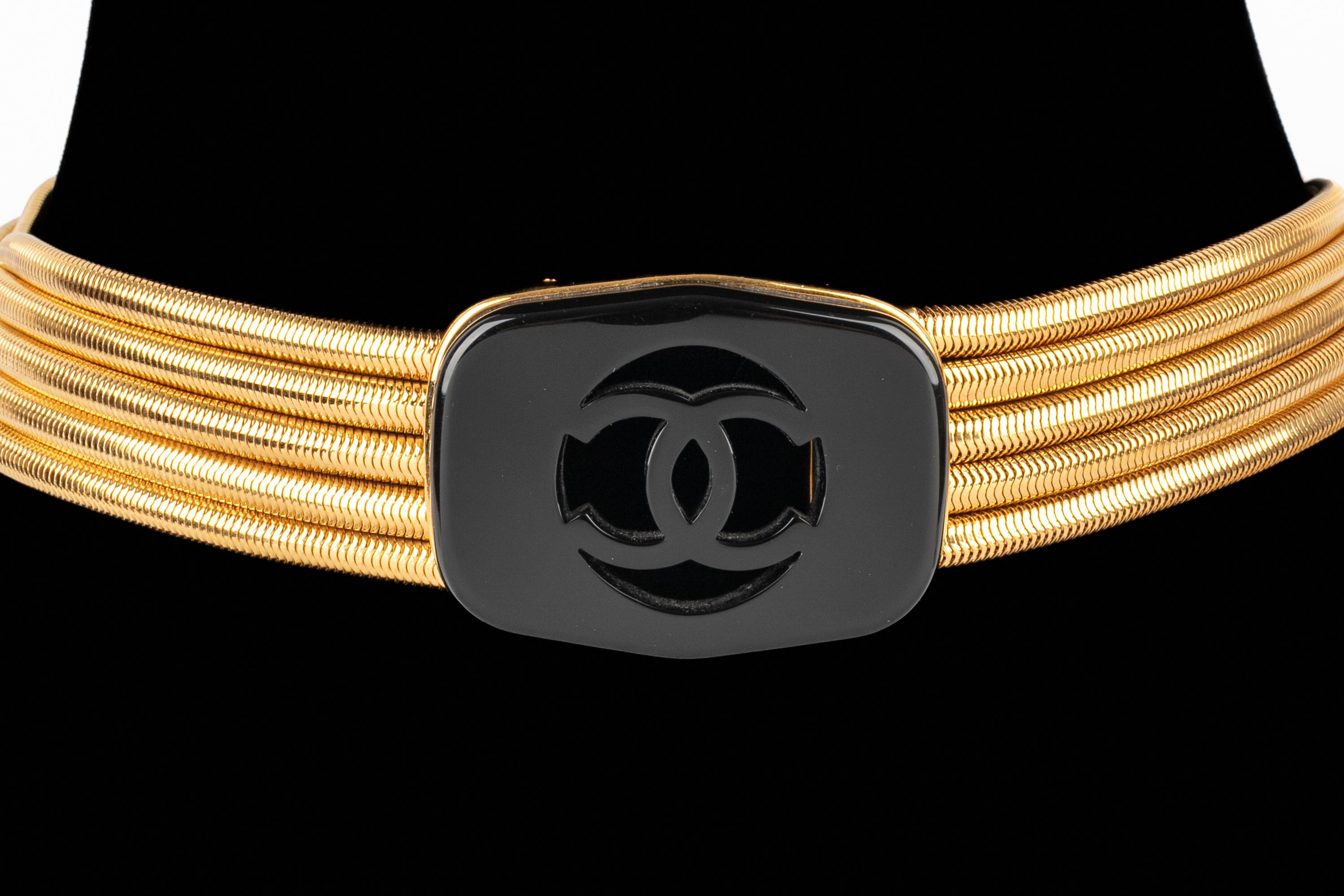 CHANEL - (Made in France) Golden metal chain belt with black bakelite cc buckle. 1997 Spring-Summer Collection under the artistic direction of Karl Lagerfeld.

Condition:
Very good condition

Dimensions:
Length: 75 cm

SKU:CCB93


