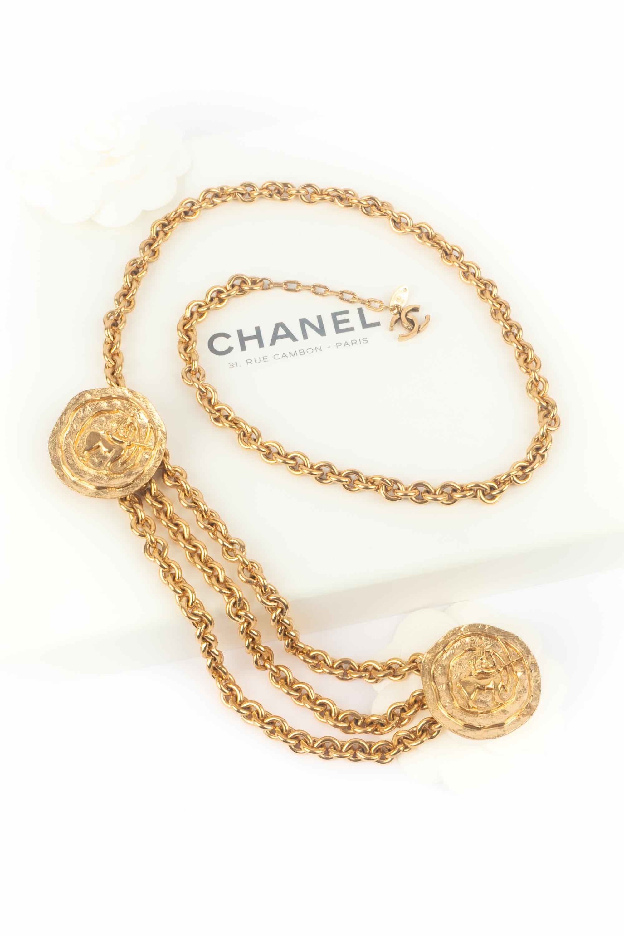 CHANEL - (Made in France) Cinturón de cadena de metal dorado compuesto por dos elementos en forma de estrella. Firma en una placa, joya de los años 80.

Estado:
Muy buen estado

Dimensiones:
Longitud: 80 cm

SKU:CCB65