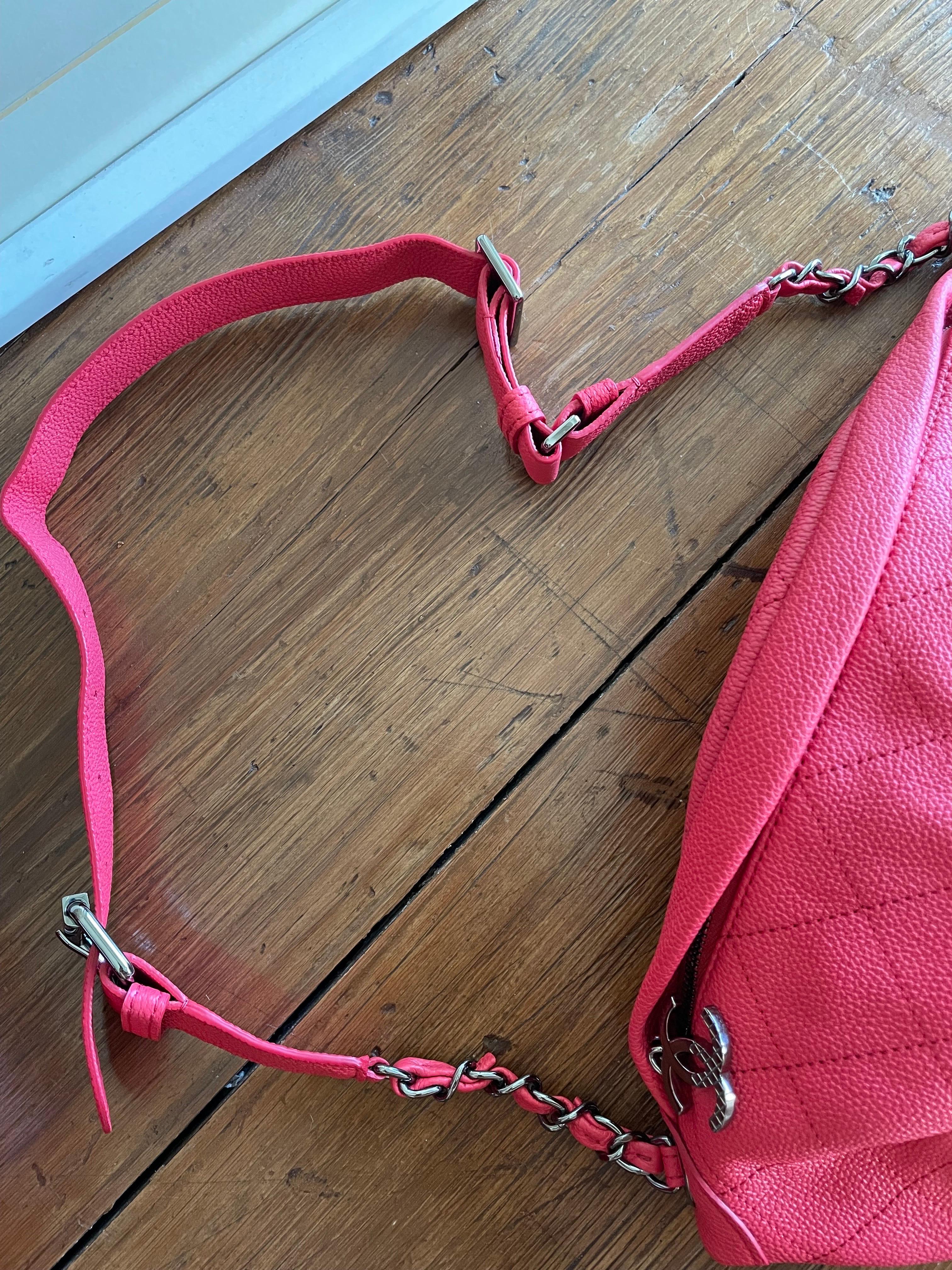 Chanel belt bag in red leather. In Excellent Condition In Carnate, IT